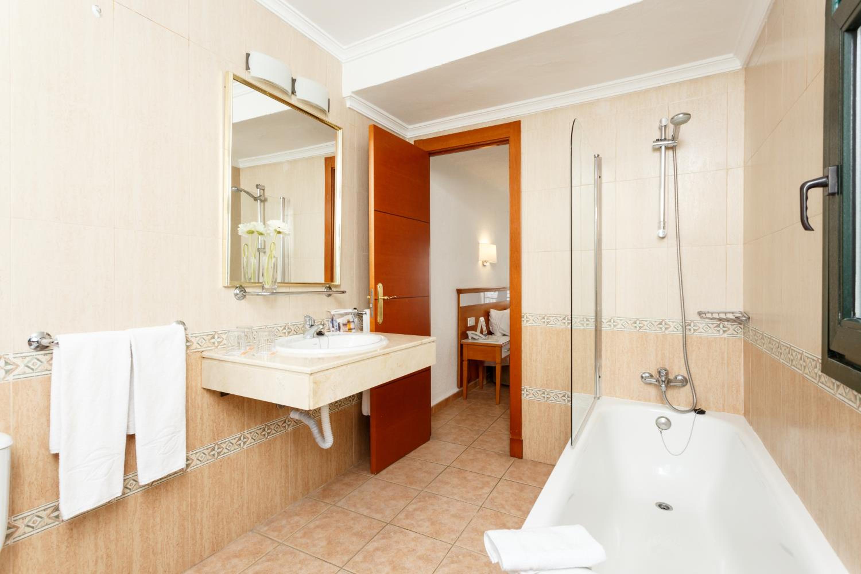 Double or Twin Room (1 Adult+1 Child) - Photo 2