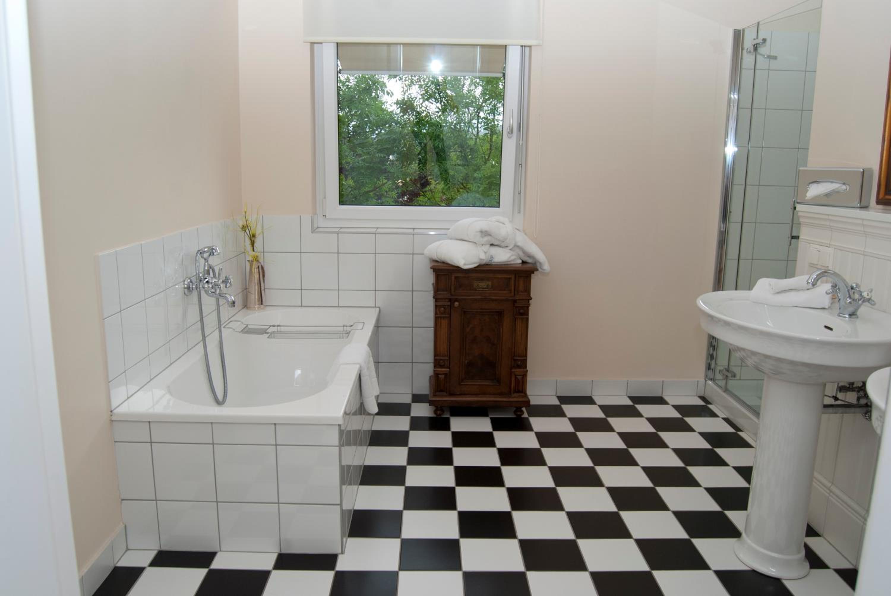 Double Room with Lake View - Photo 5