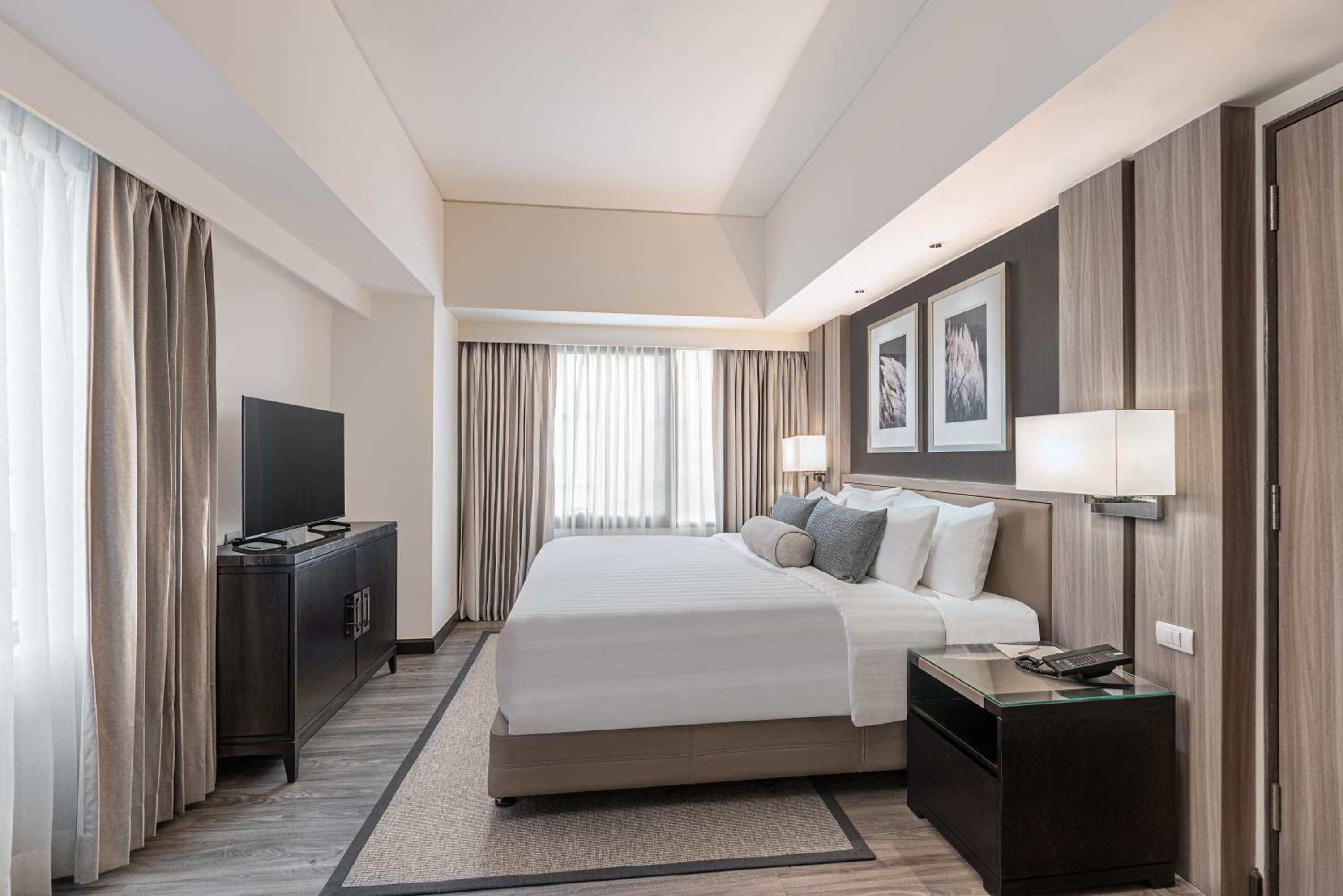 1 King Bed, One-Bedroom Suite with Living Area photo 1