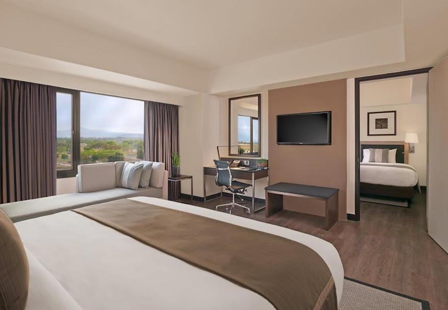 1 King Bed, Large Room with Kitchenette photo 1
