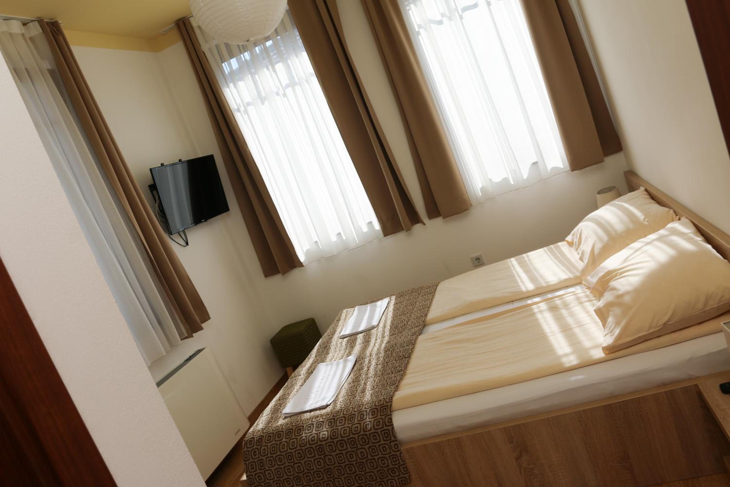 Double Room - Photo 4