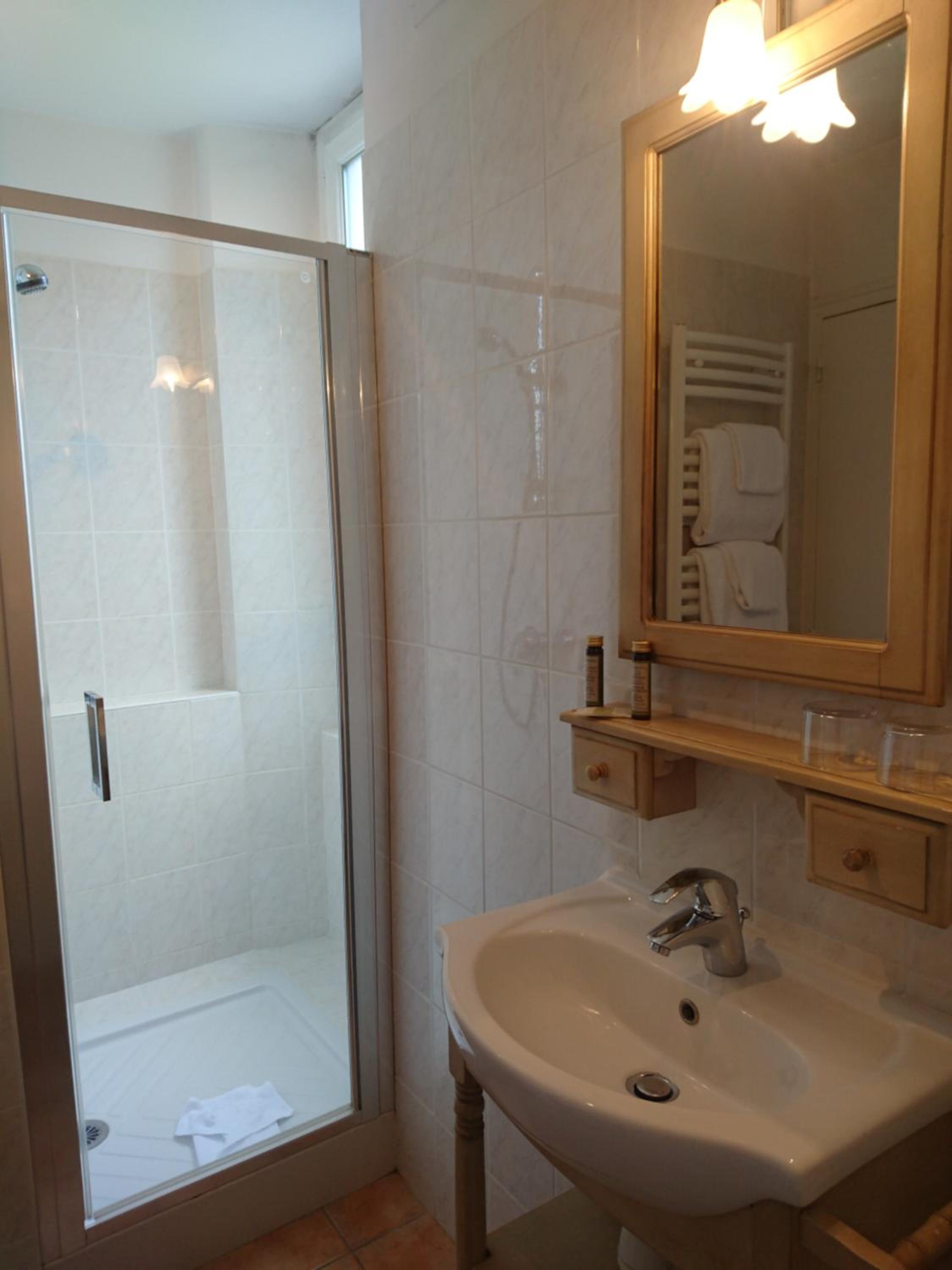 Standard Double Room - Photo 9