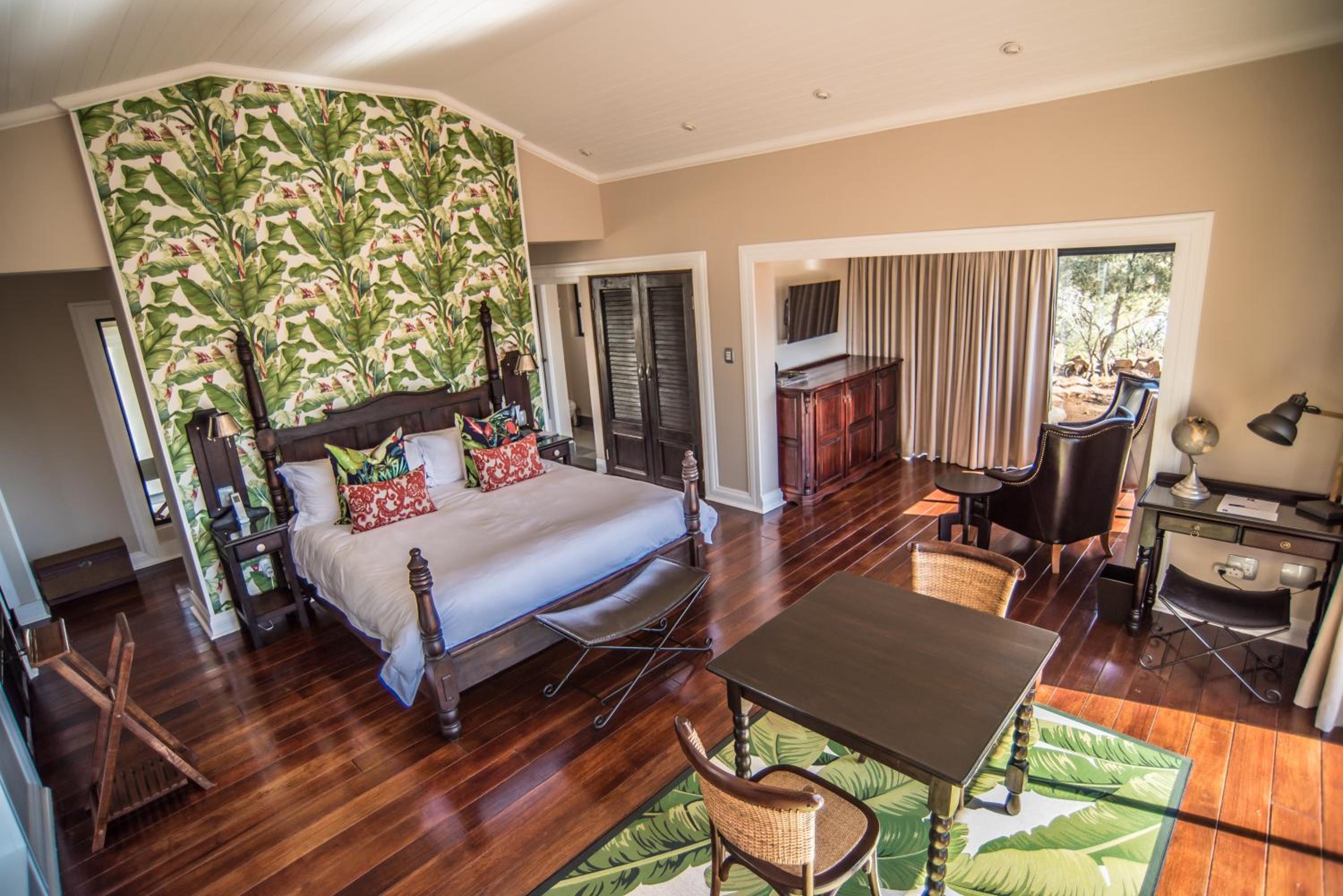 Executive Suite - Photo 8
