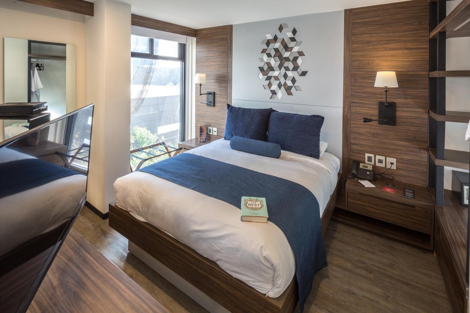 Executive Suite - Photo 11