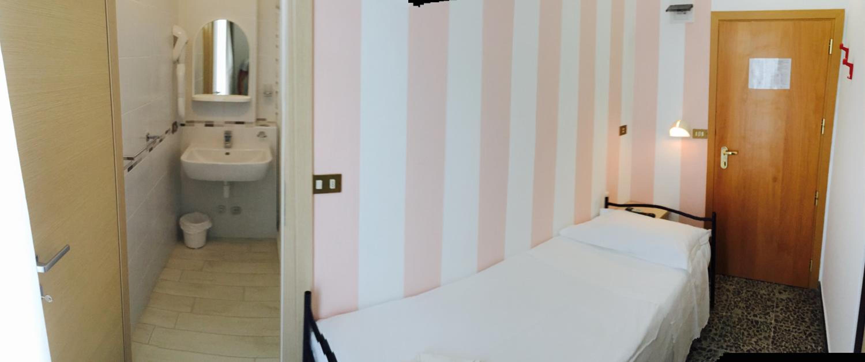 Single Room with Balcony photo 1