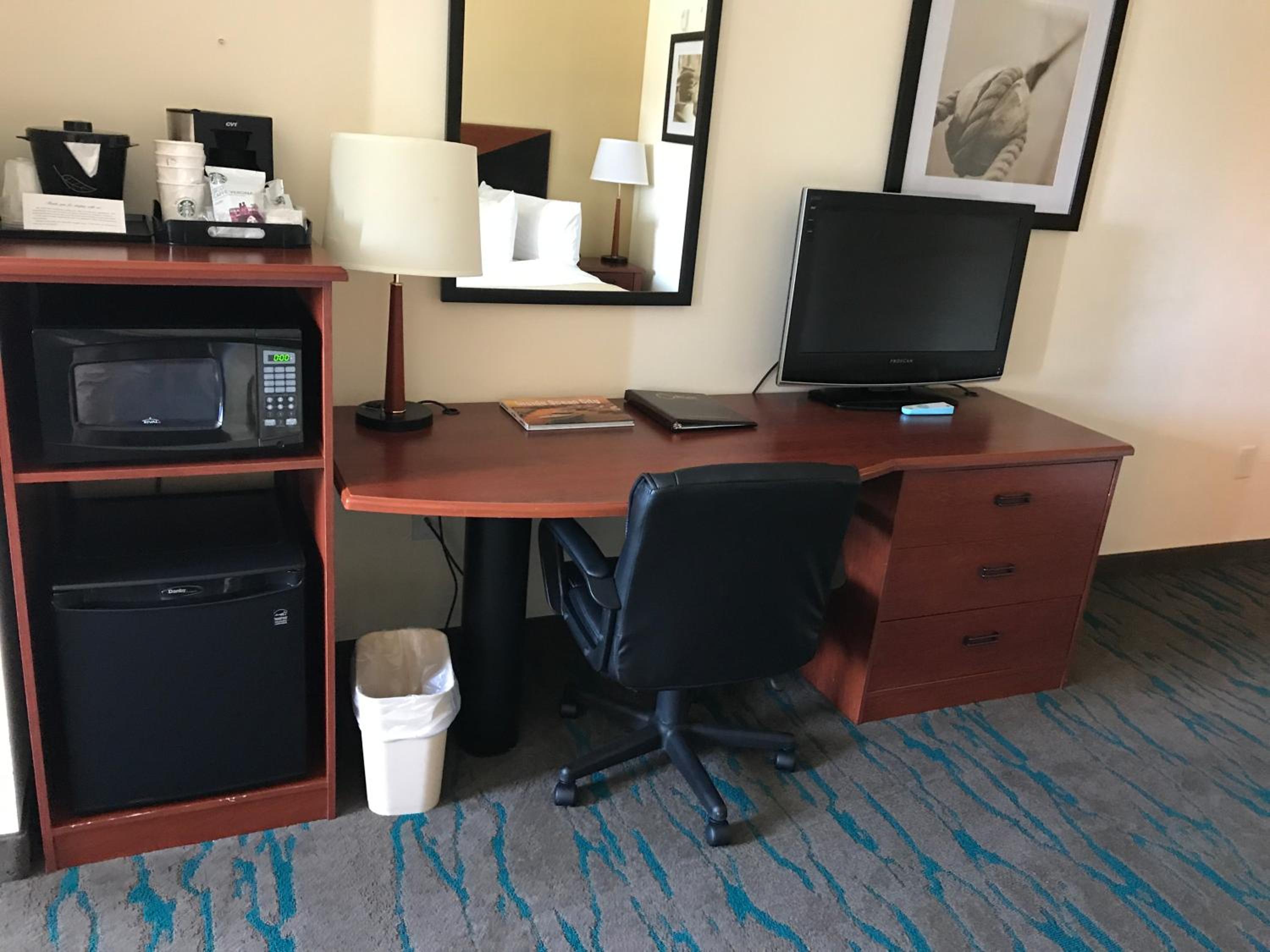 King Suite - Non-Smoking - Photo 2