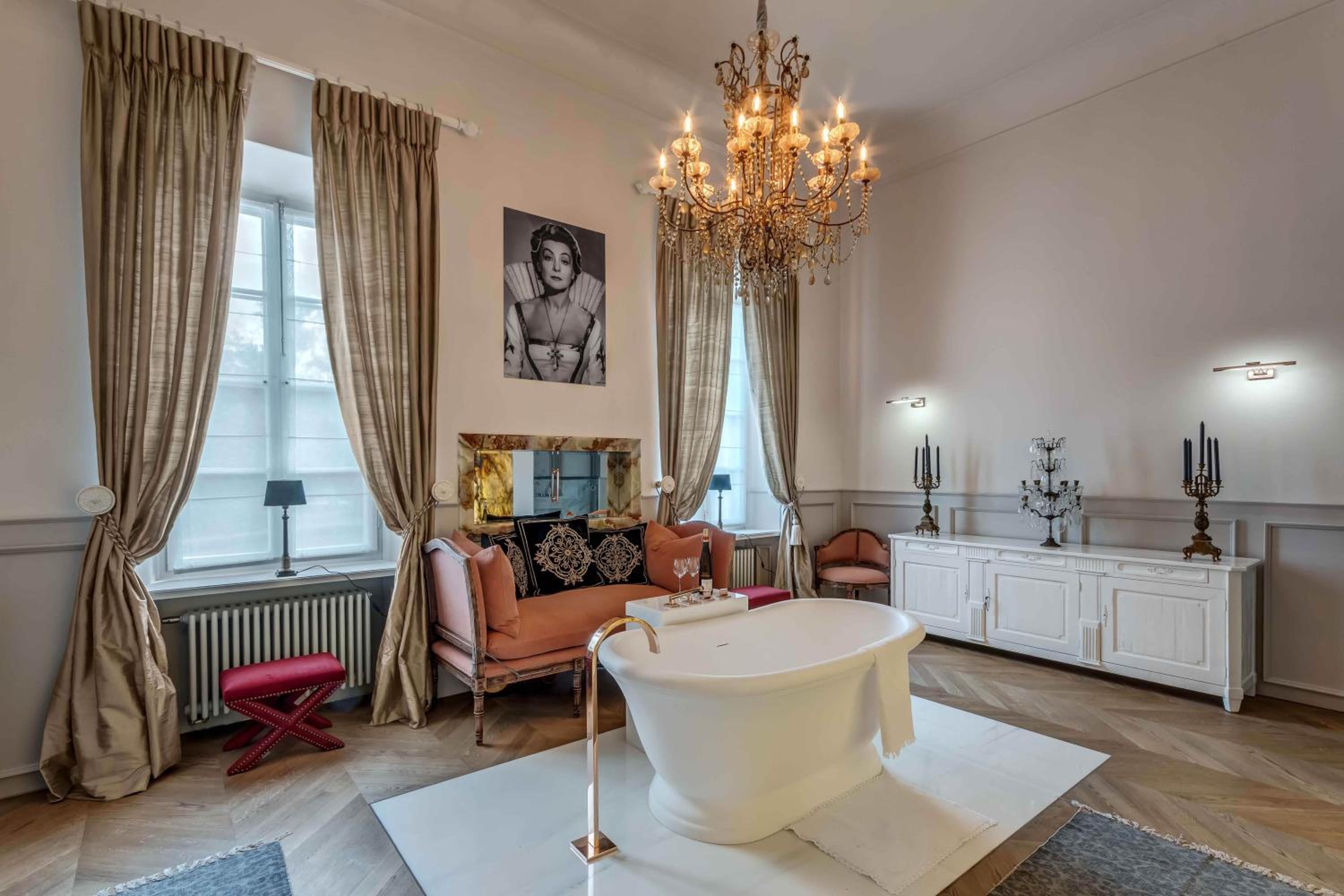 Deluxe King Suite photo 2