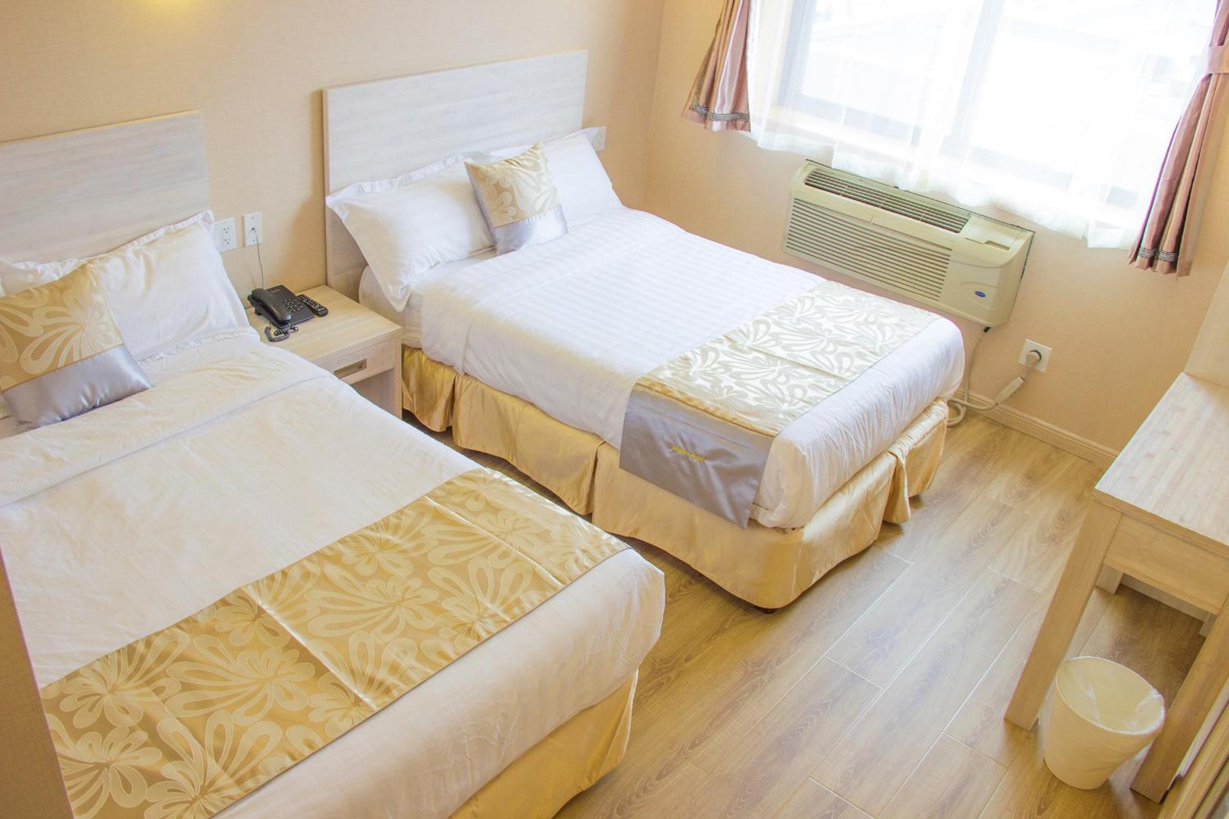 Double Room with Two Double Beds - Photo 7