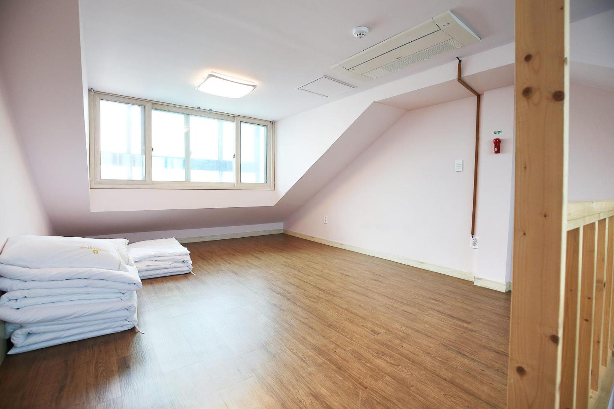 Korean-Style Duplex Ondol Room with Sea View photo 2