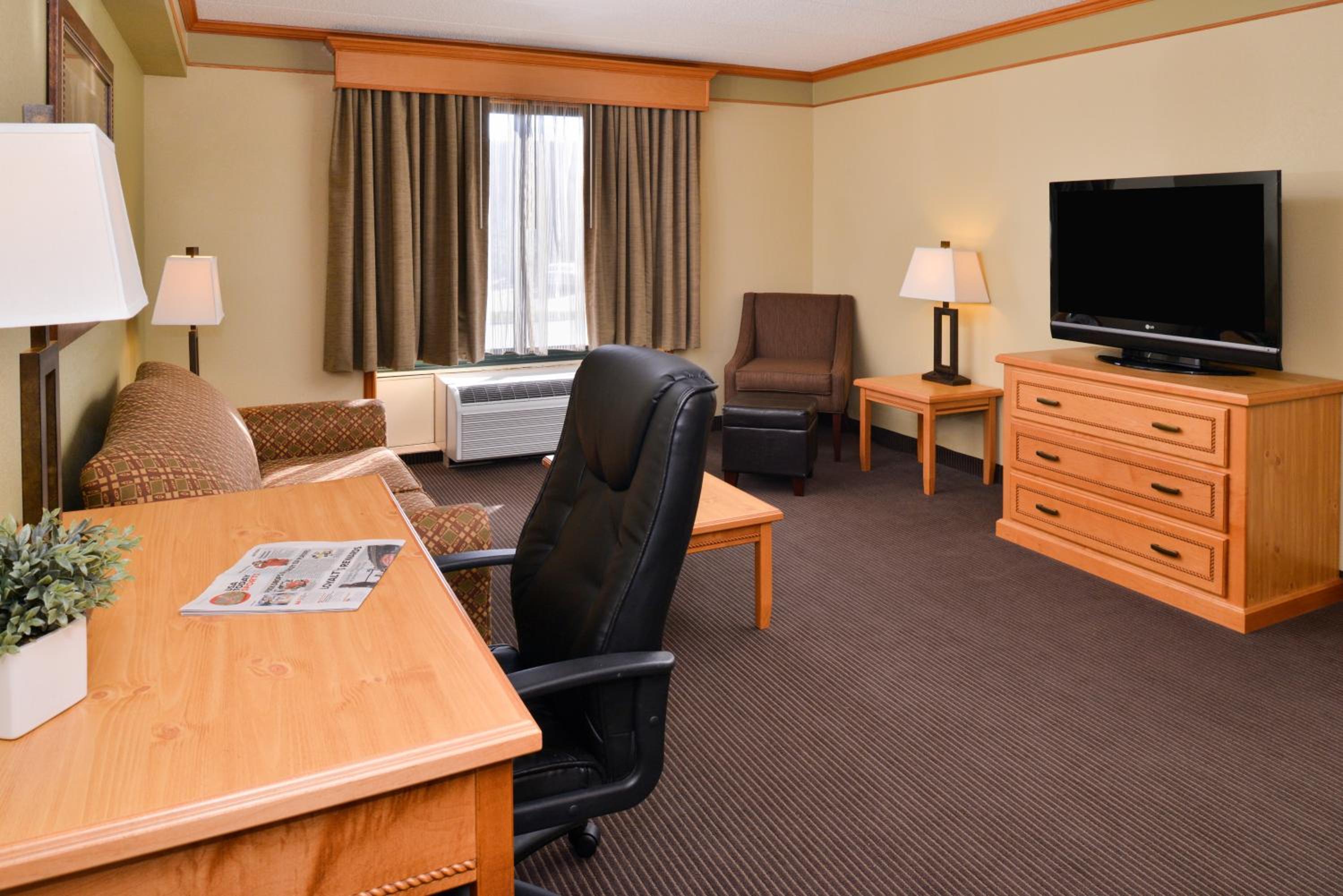 King Suite with Kitchenette - Non-Smoking photo 3