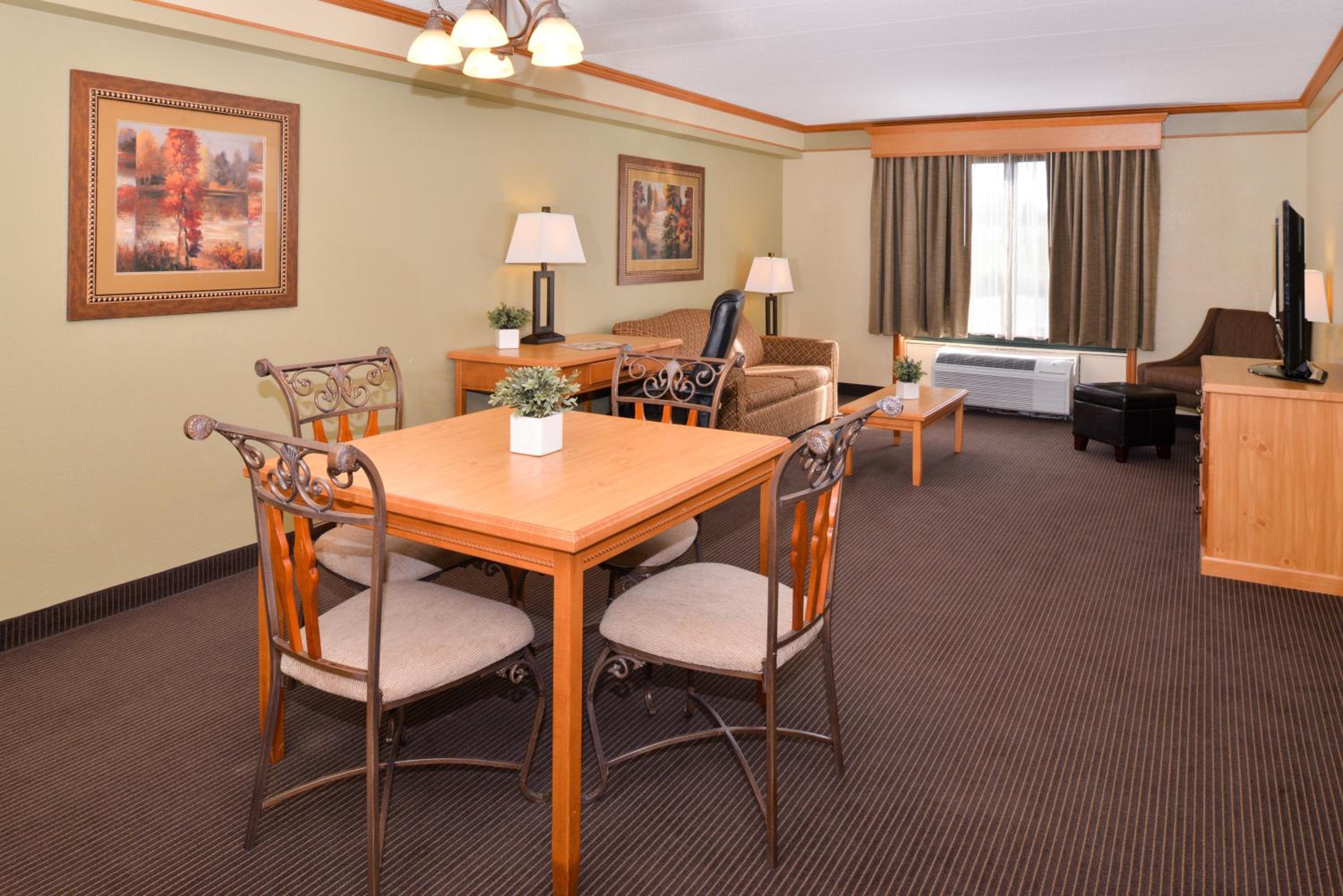 King Suite with Kitchenette - Non-Smoking photo 2