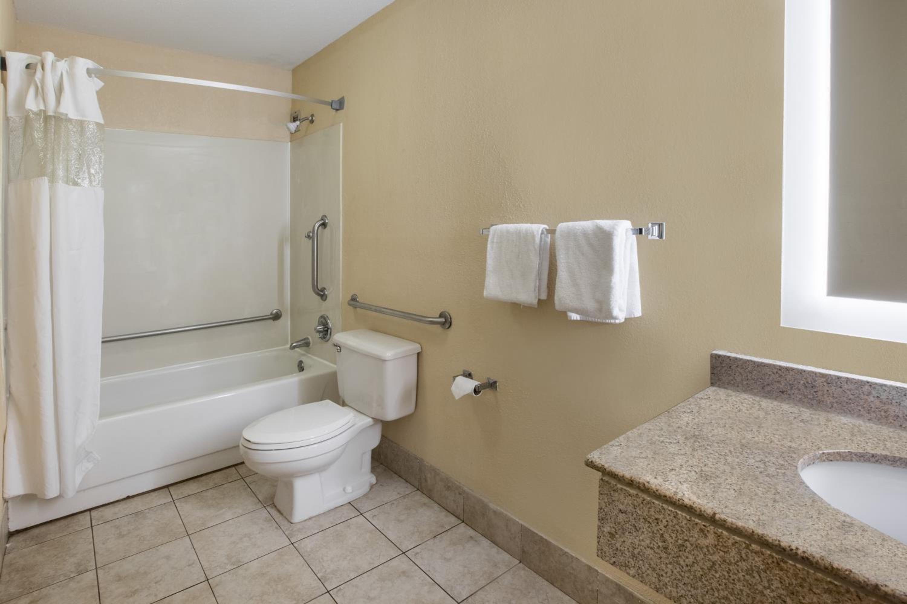 Accessible King Room with Bathtub with Grab Bars - Non-Smoking - Photo 2