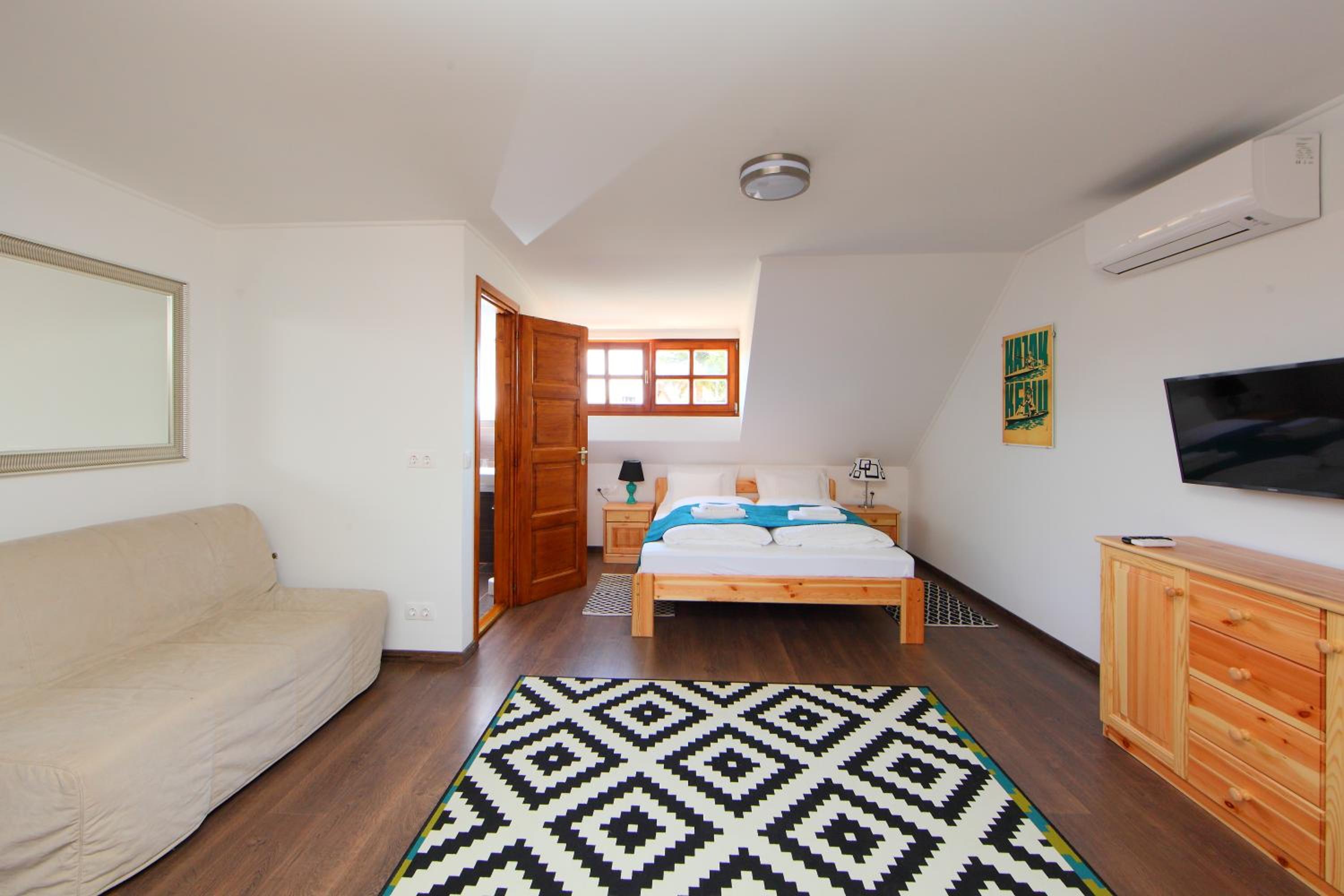 Deluxe Room (2 Adults + 1 Child) - Photo 1