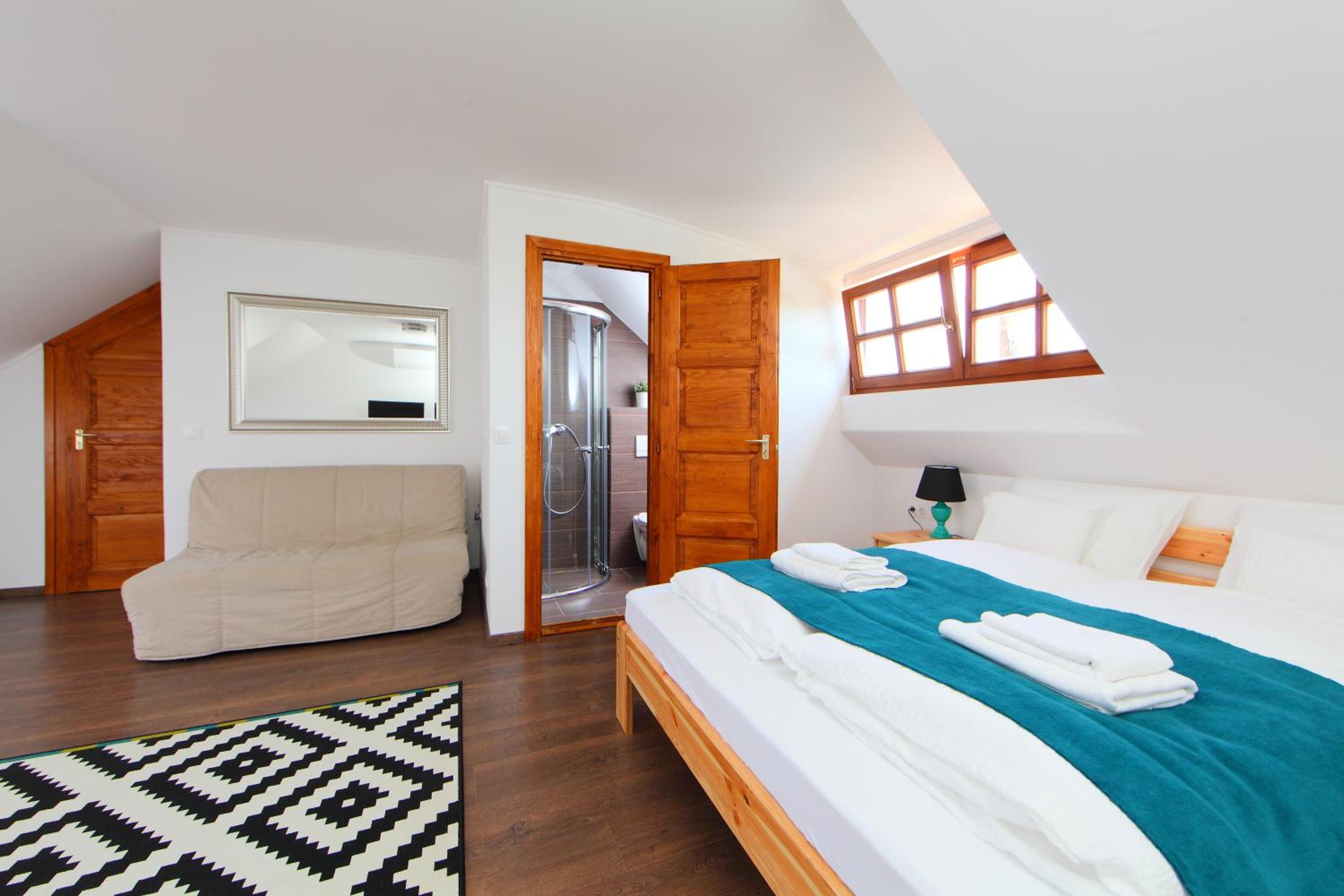 Deluxe Room (2 Adults + 1 Child) - Photo 2