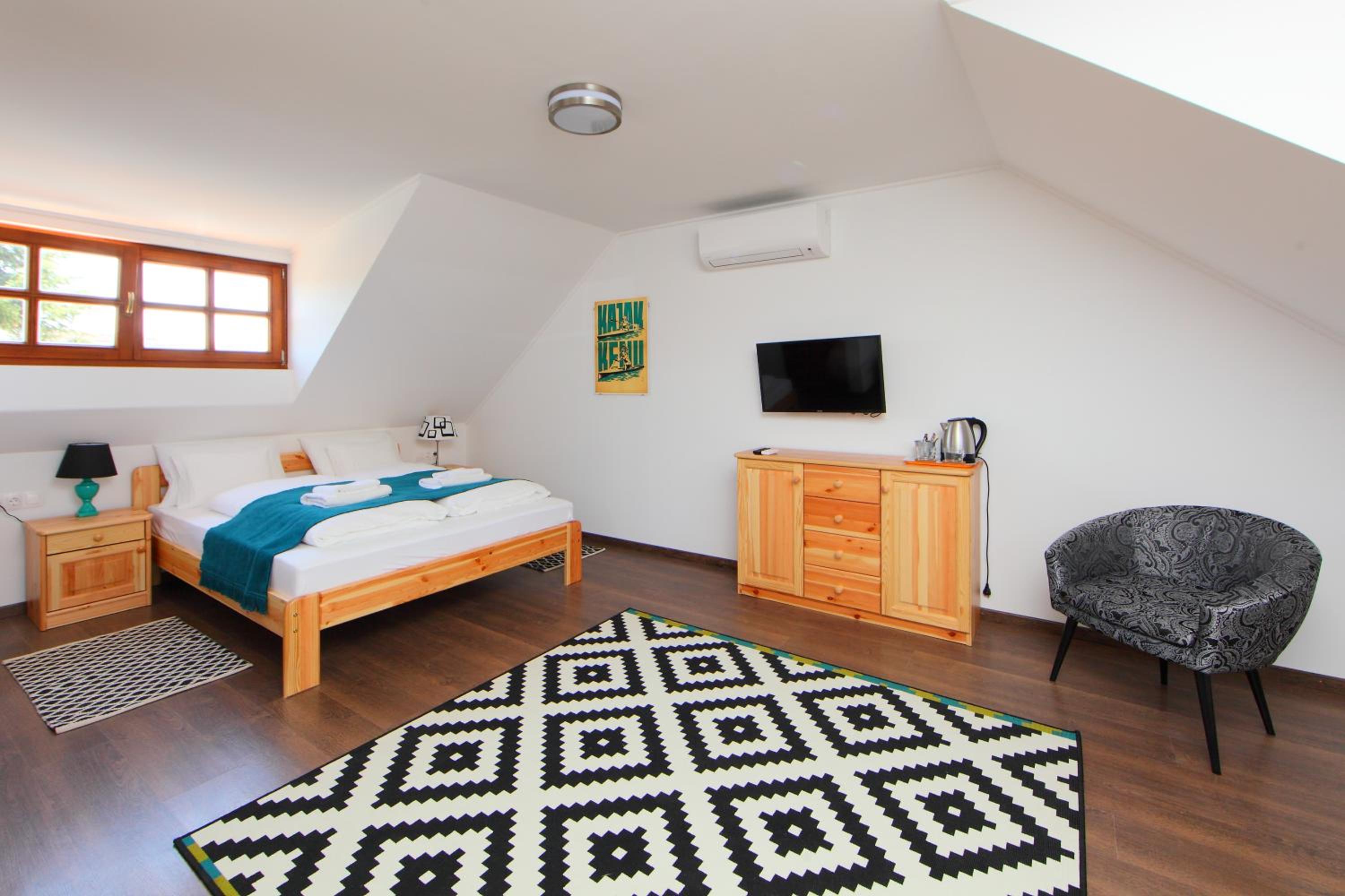 Deluxe Room (2 Adults + 1 Child) - Photo 3