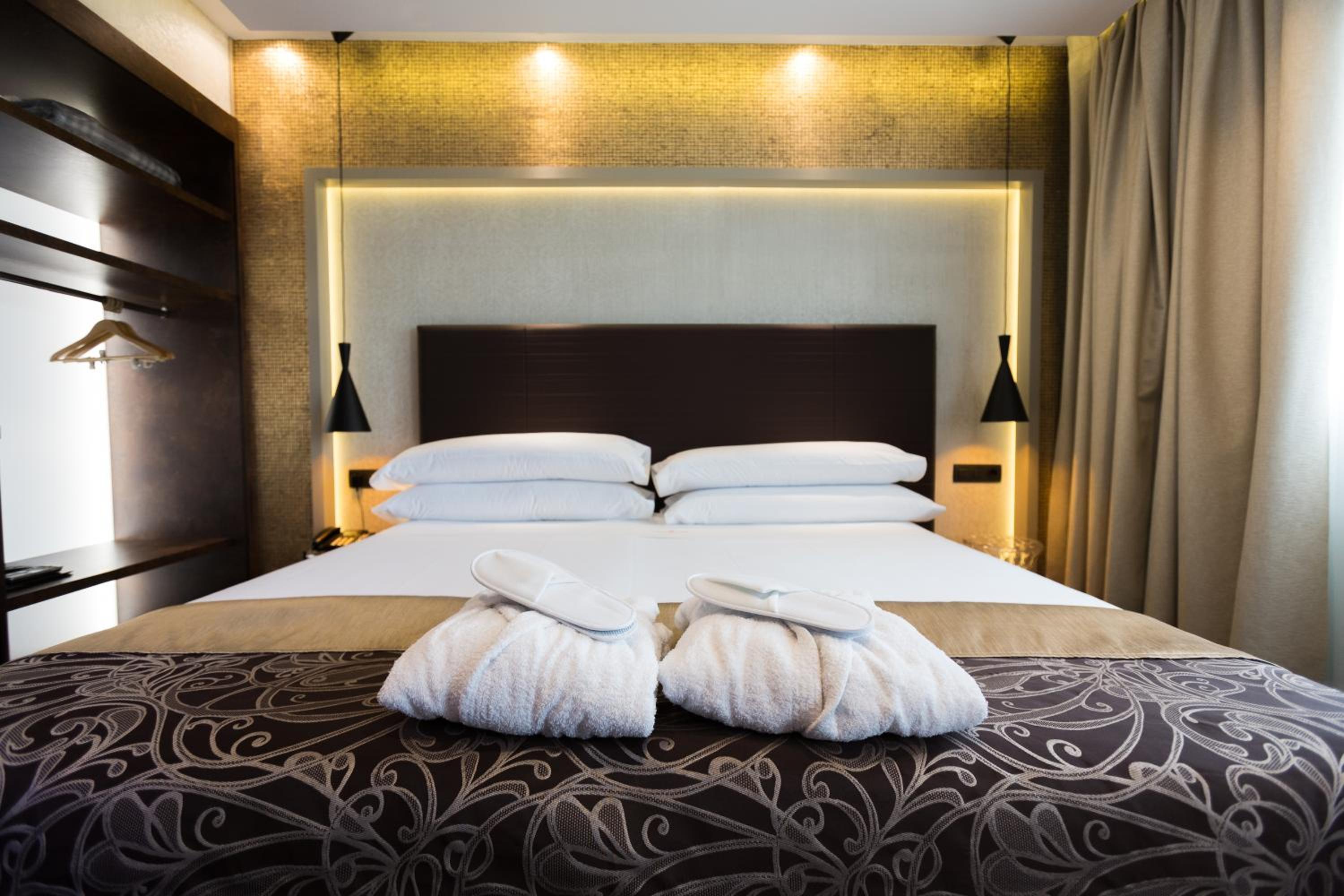 Junior Suite (2 Adults + 2 Children) - Photo 1
