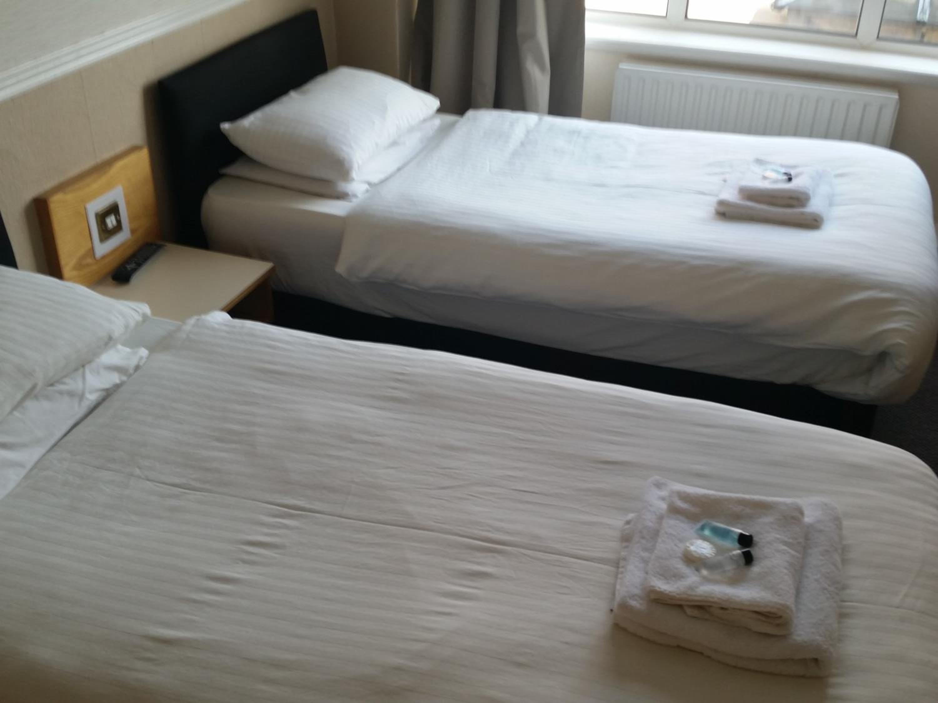 Twin Room with Private Bathroom - Photo 6