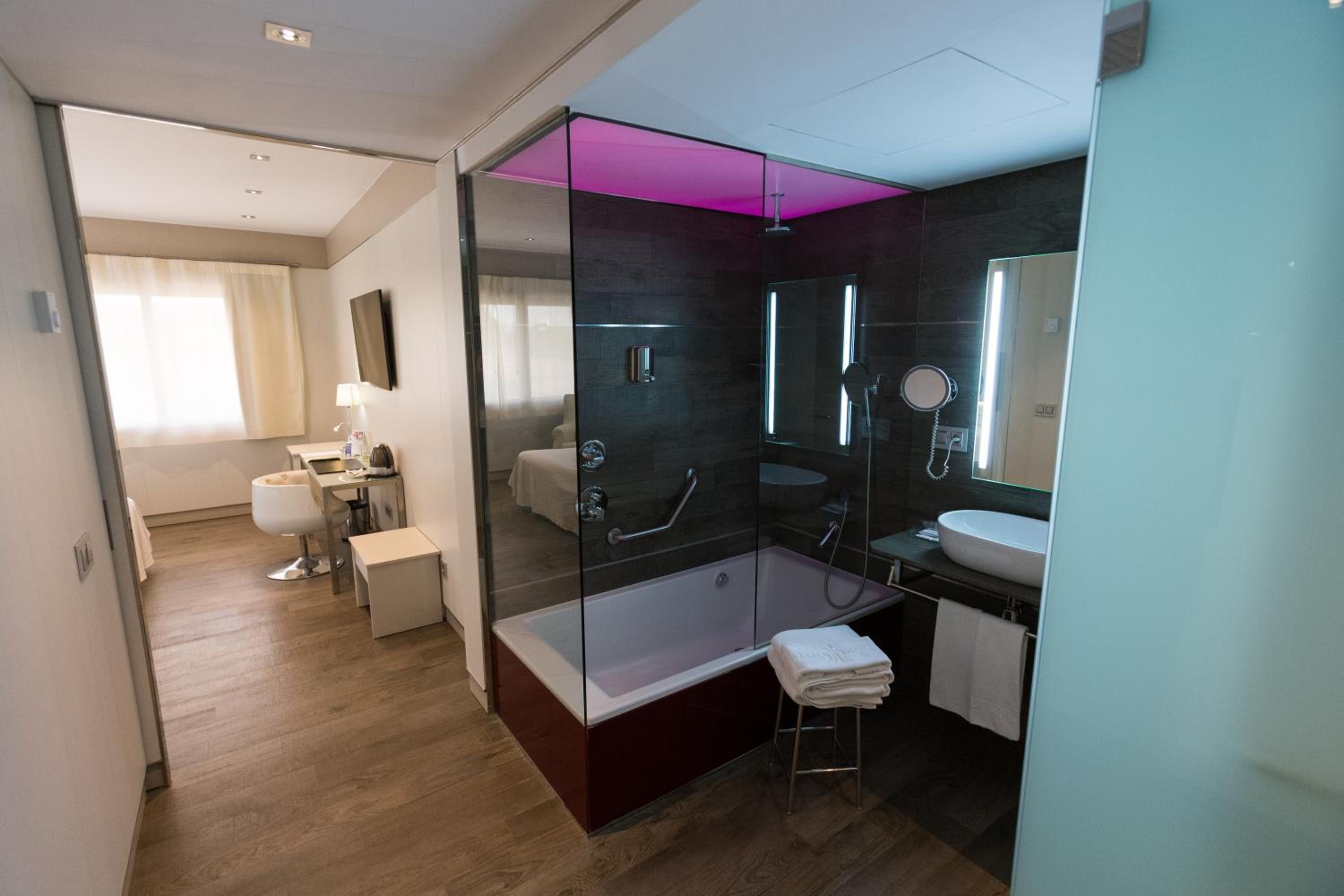 Superior Room with Bathtub - Photo 2