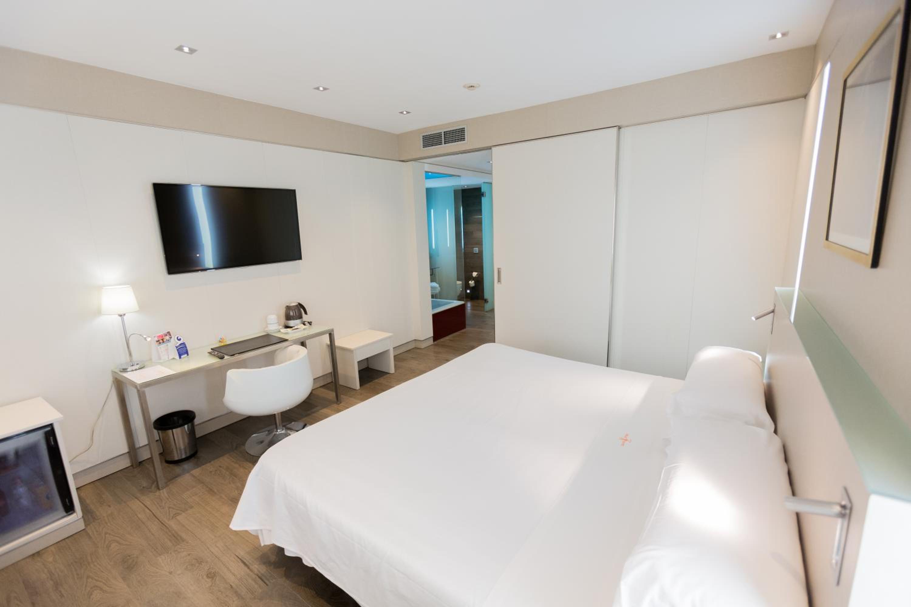 Superior Room with Bathtub - Photo 3