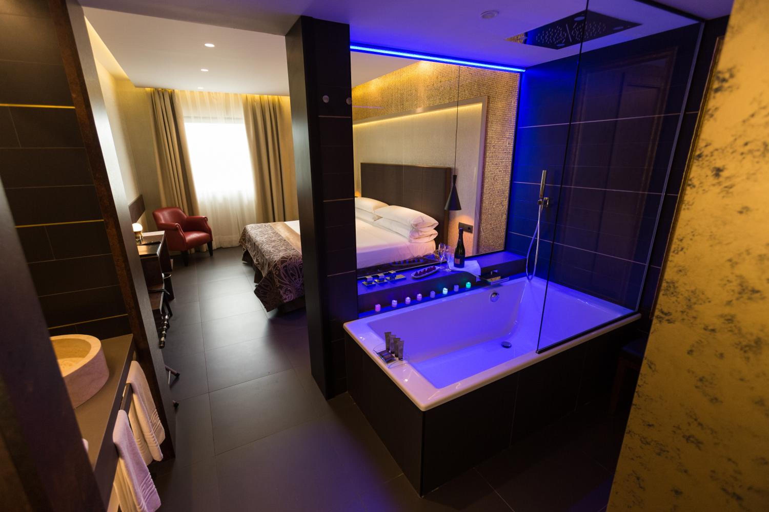 Superior Room with Bathtub - Photo 4