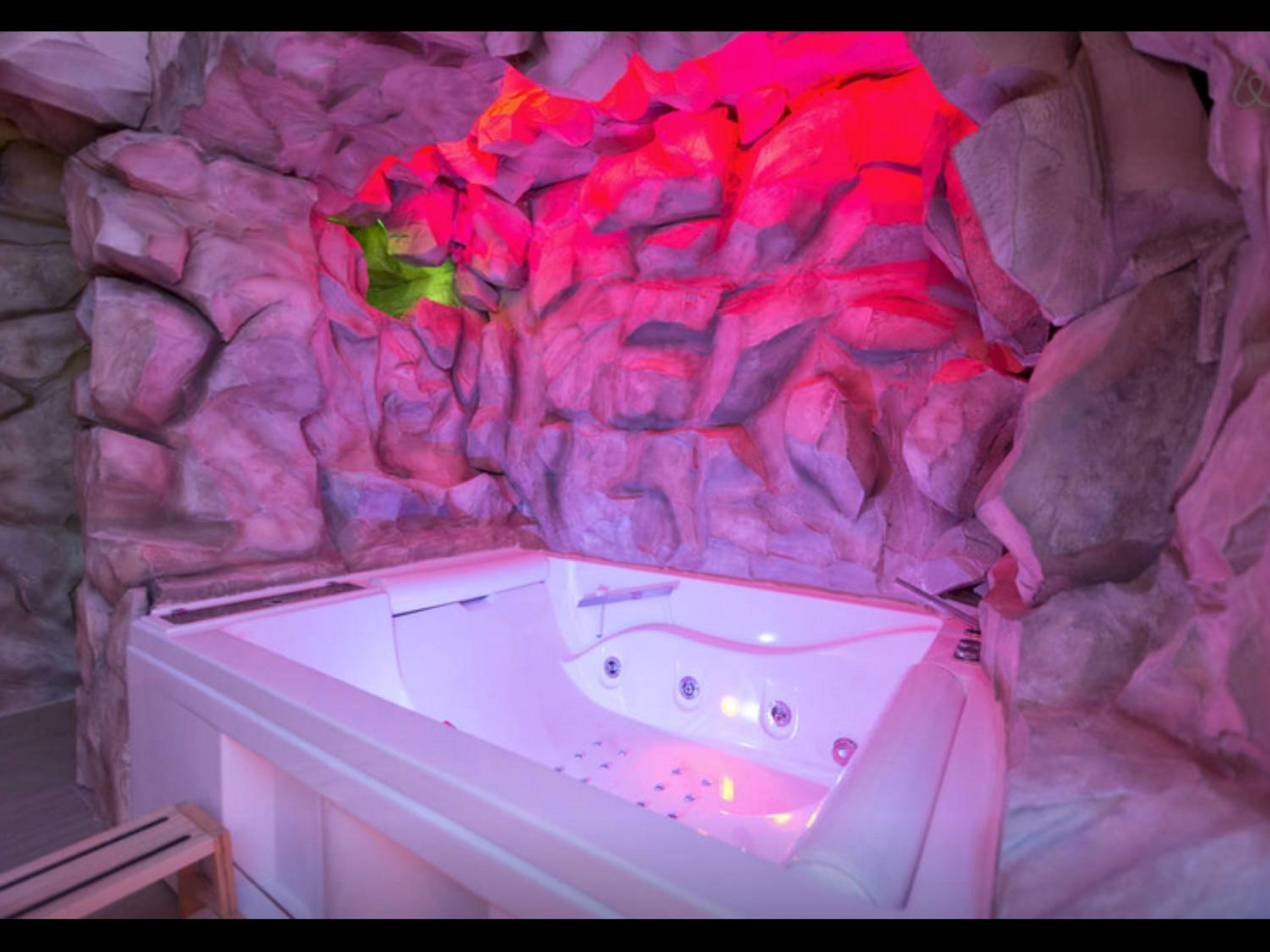 Suite with private Spa - Basement photo 2