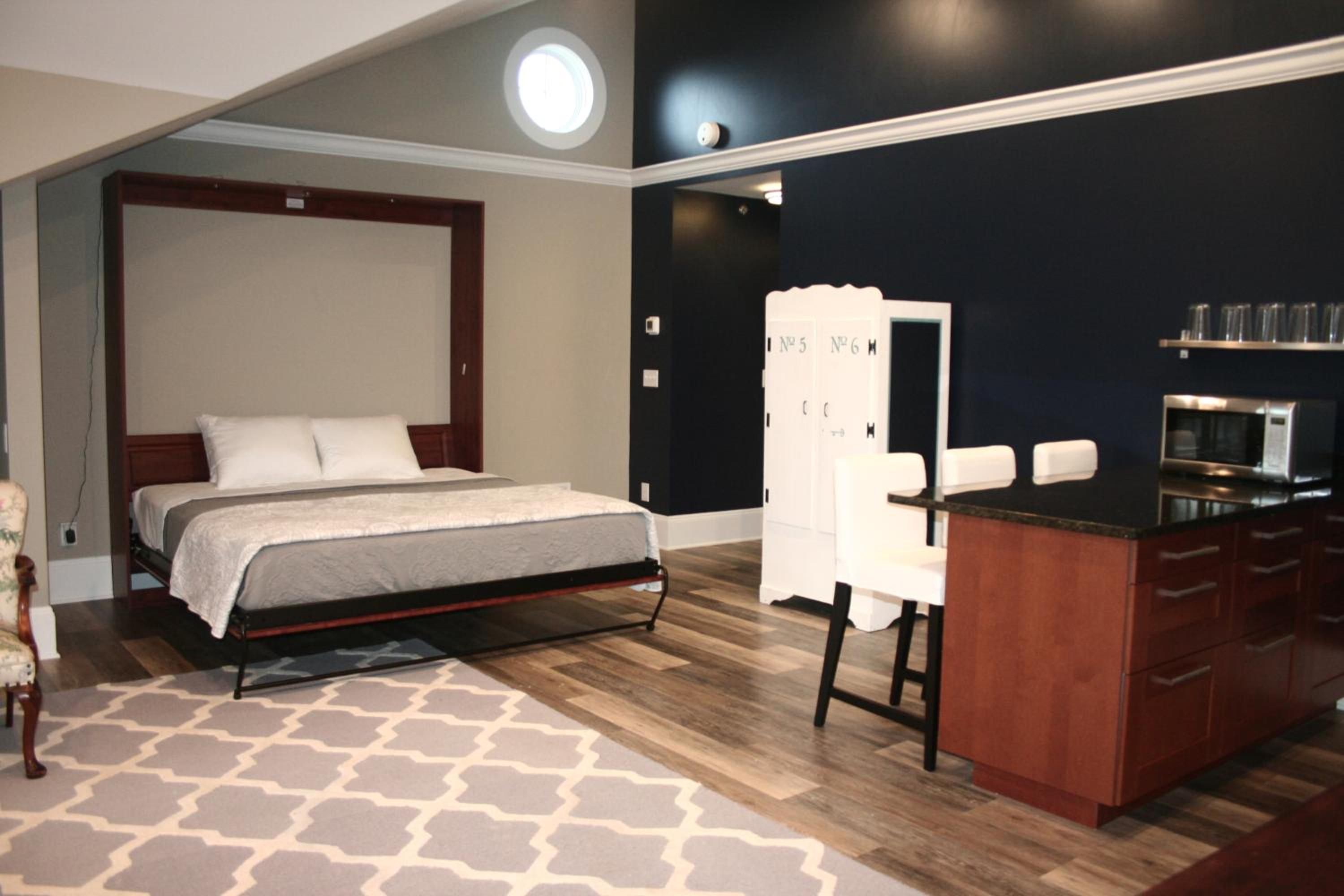 Superior King Suite (Captain's Suite)