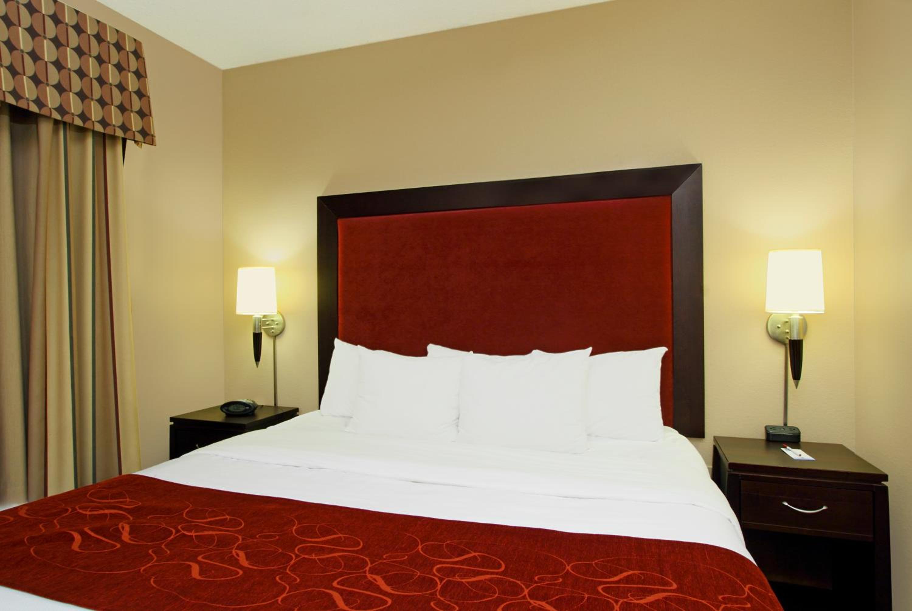 King Suite - Non-Smoking - Photo 7