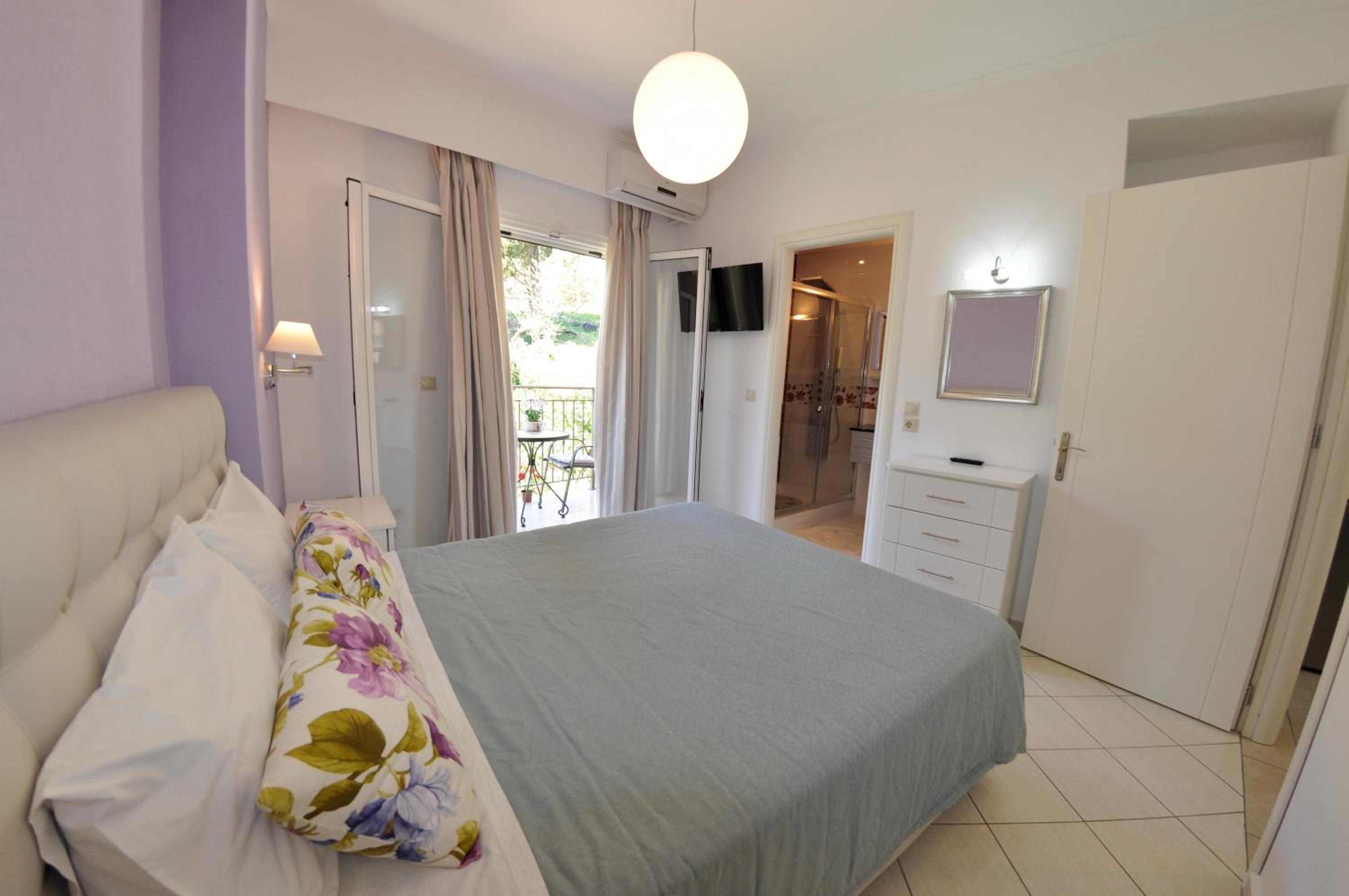 Deluxe One-Bedroom Apartment