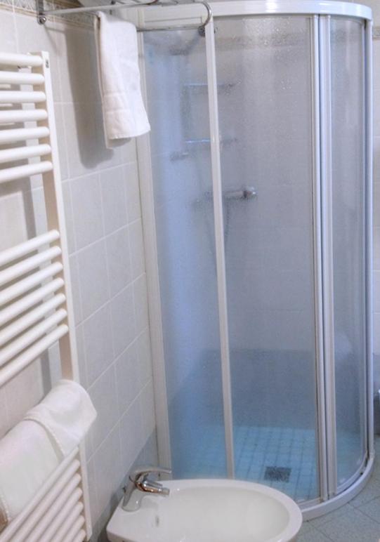 Double or Twin Room - Photo 4