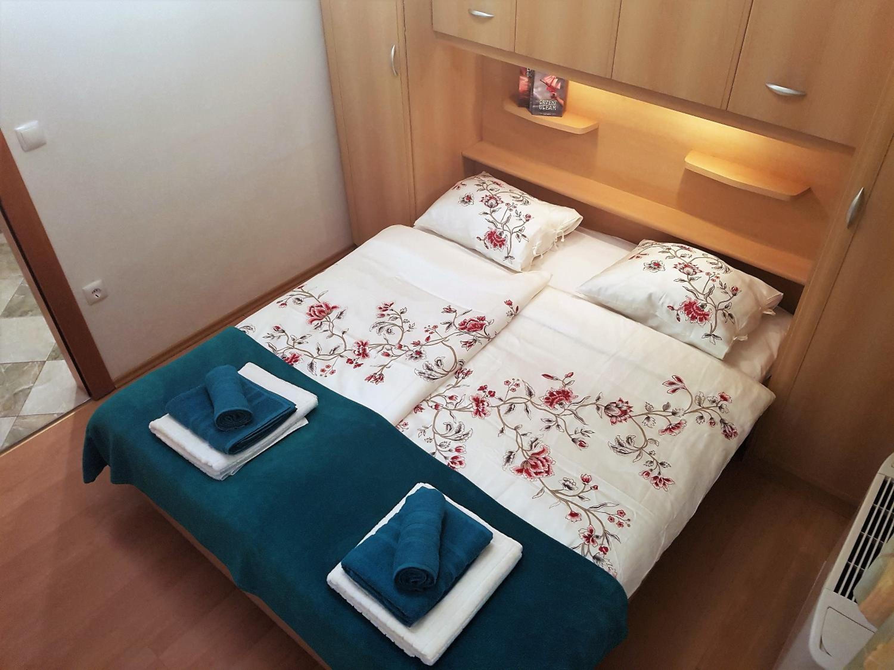 Apartment with Balcony and Sea View - Photo 15