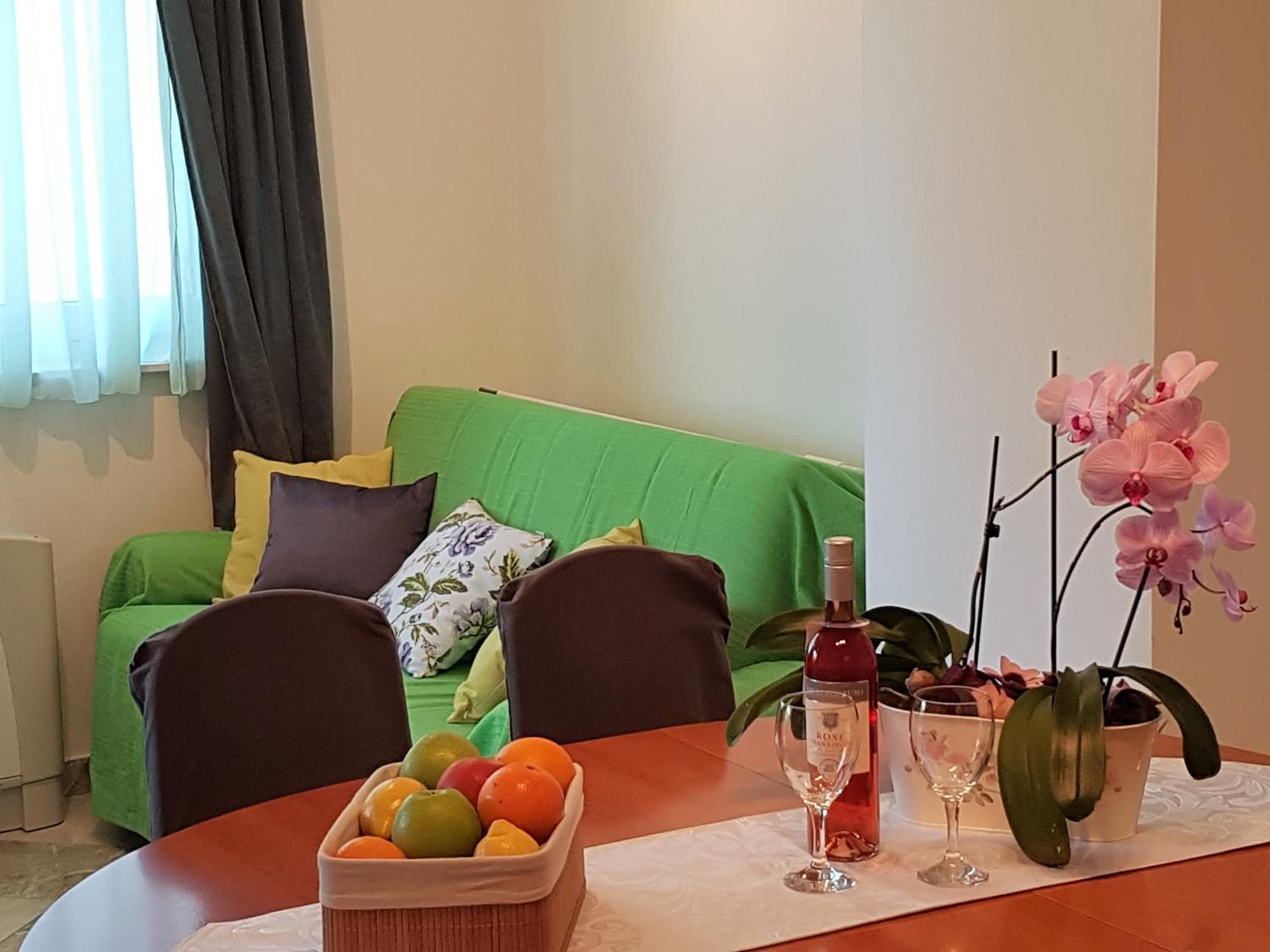 Apartment with Balcony and Sea View - Photo 8