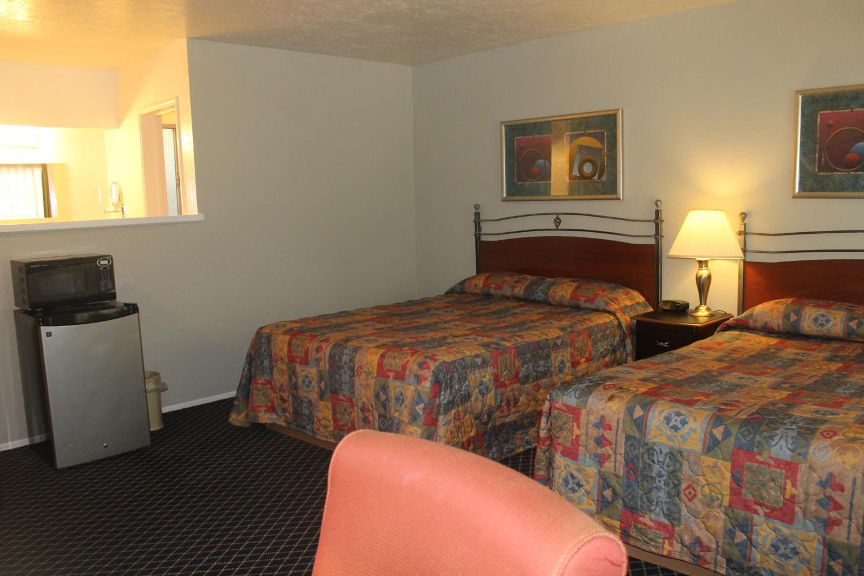 Queen Room with Two Queen Beds photo 2