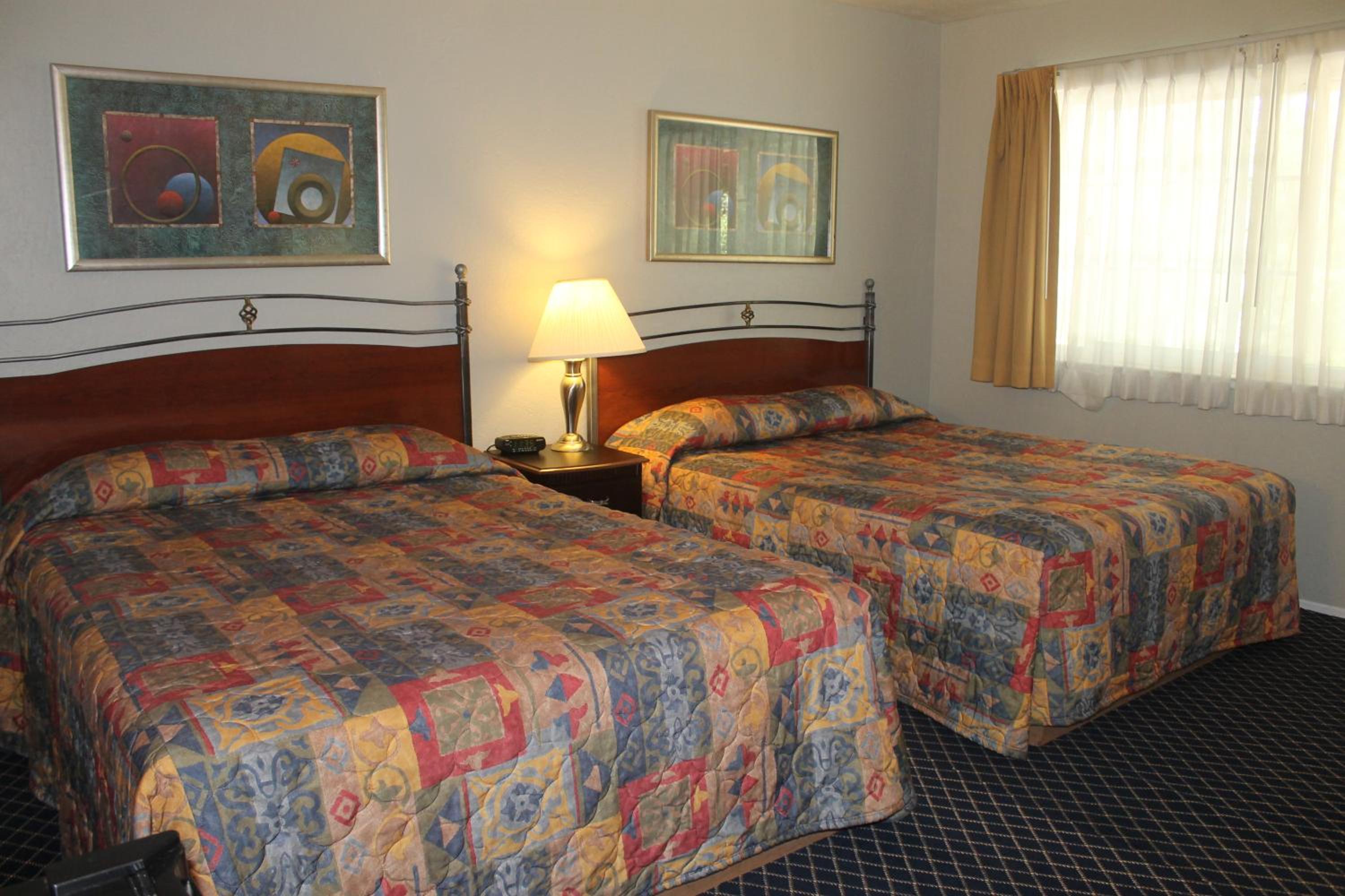 Queen Room with Two Queen Beds photo 3