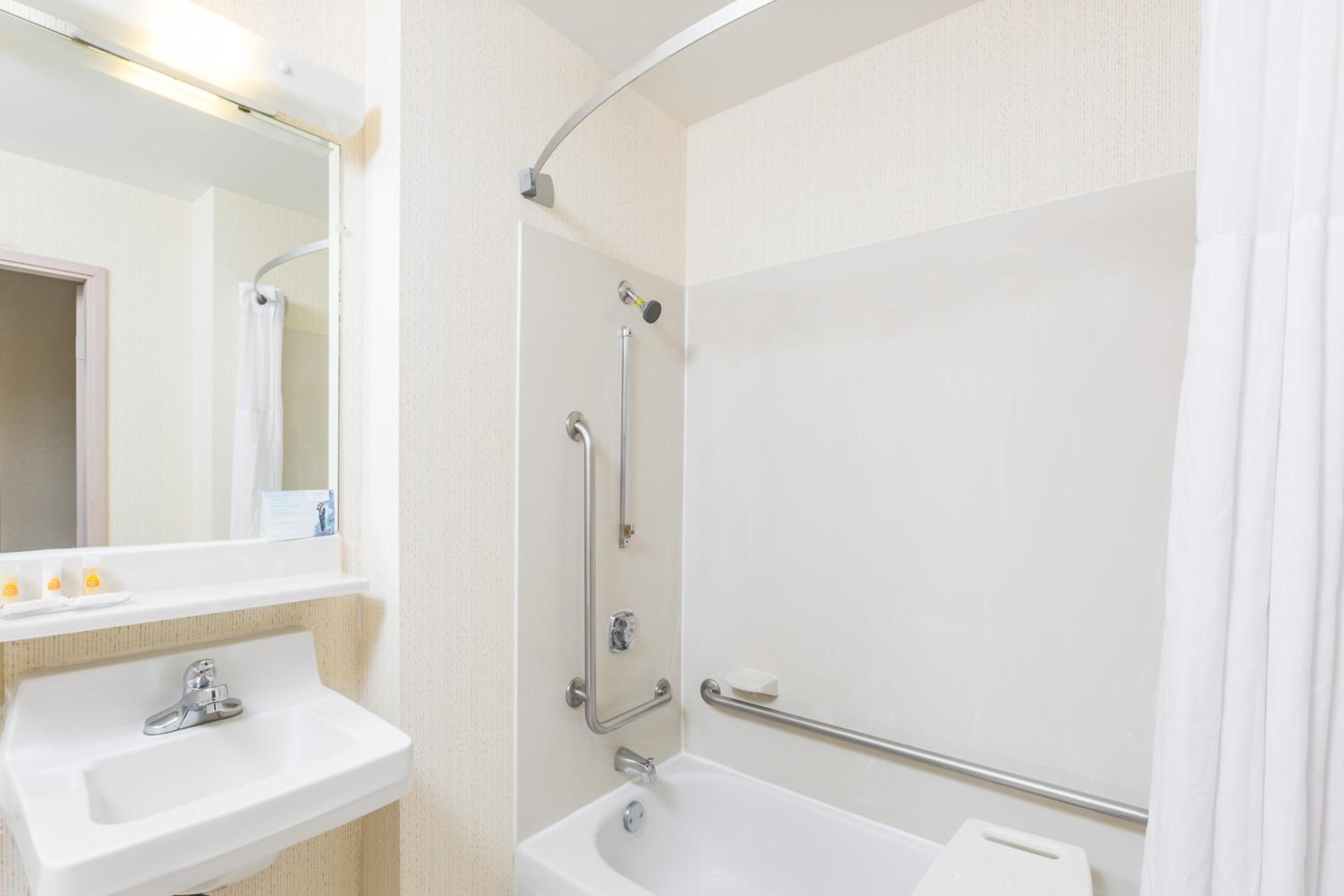 King Room - Disability Access/Non-Smoking - Photo 8