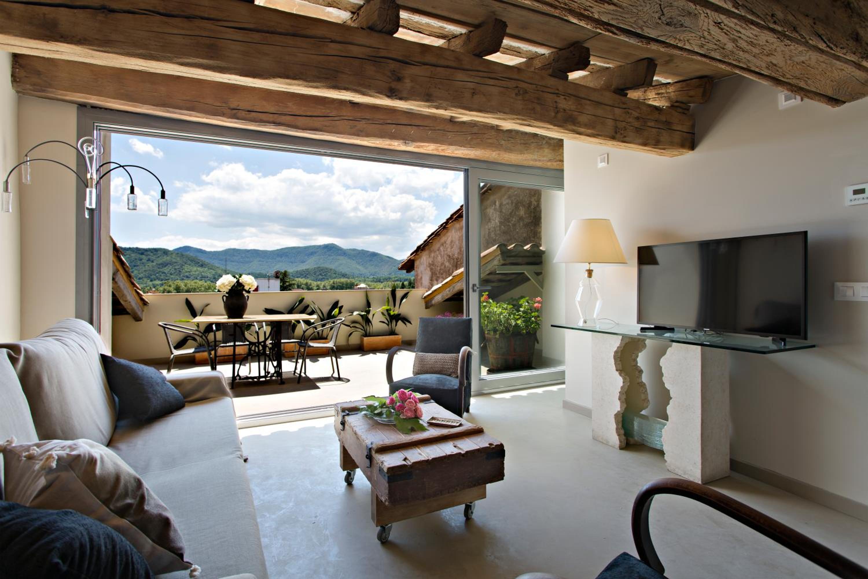 Two-Bedroom Deluxe Apartment with Terrace photo 2