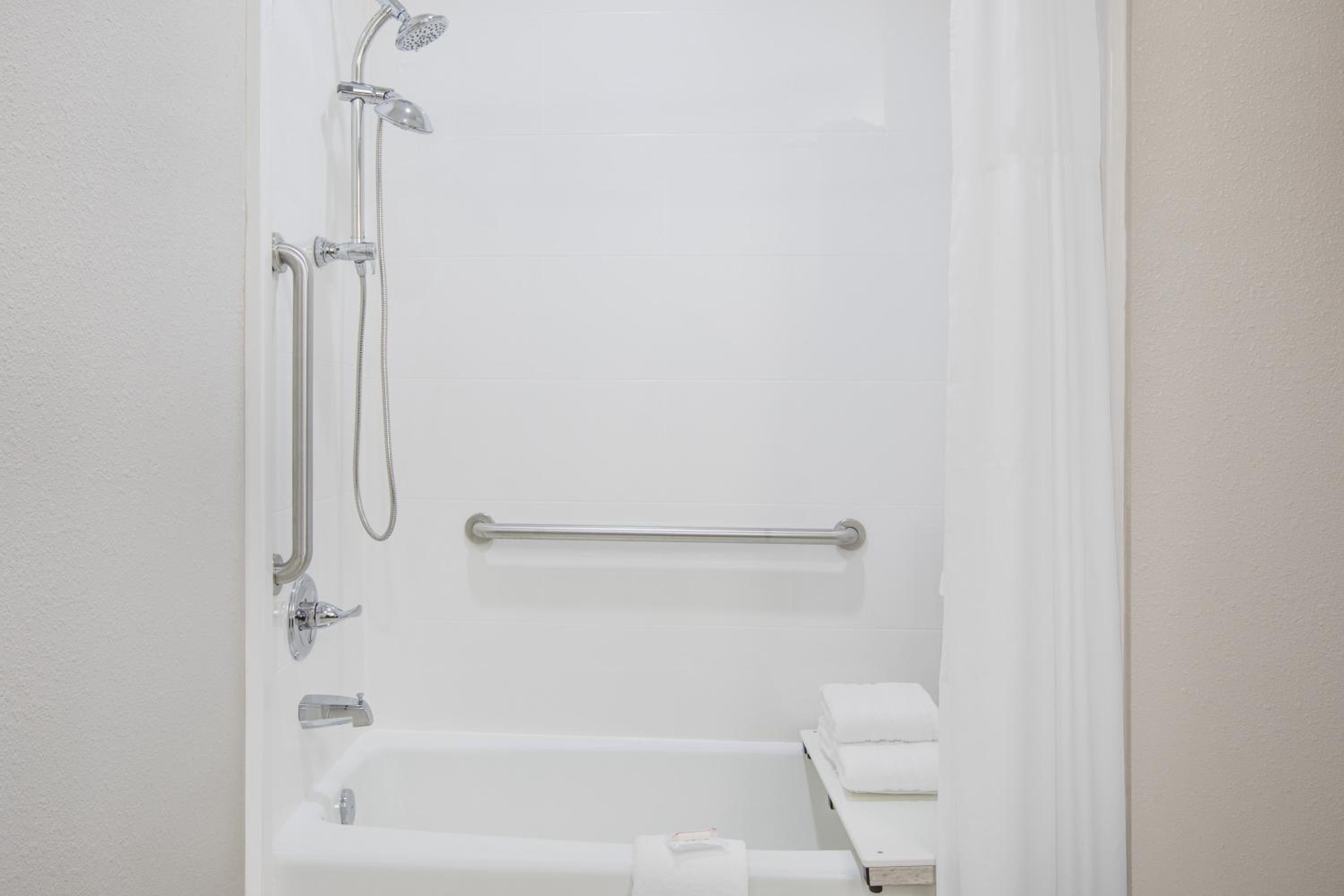 Deluxe Queen Room - Disability Access/Non-Smoking photo 1