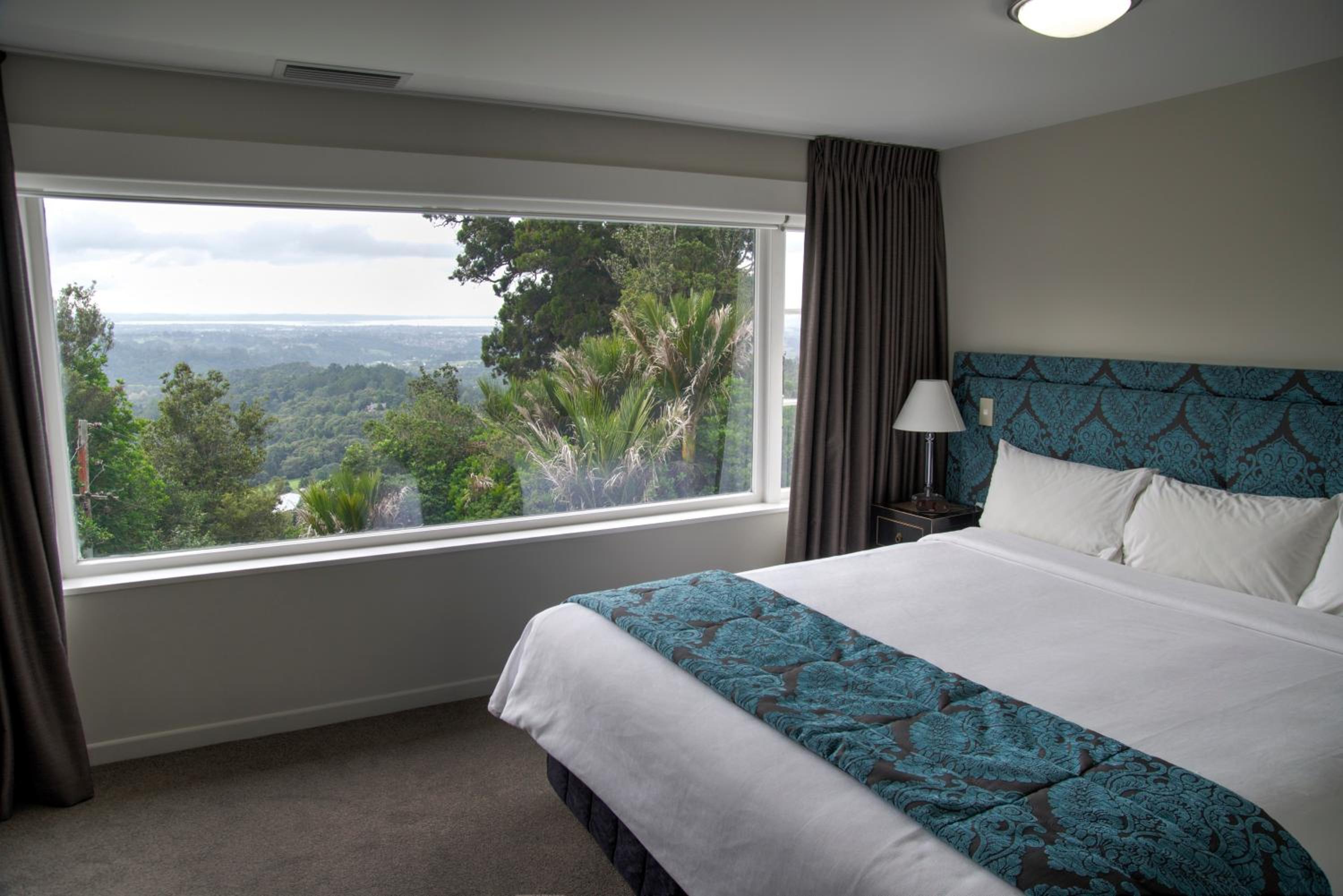 Two-Bedroom Apartment with City View - Photo 6