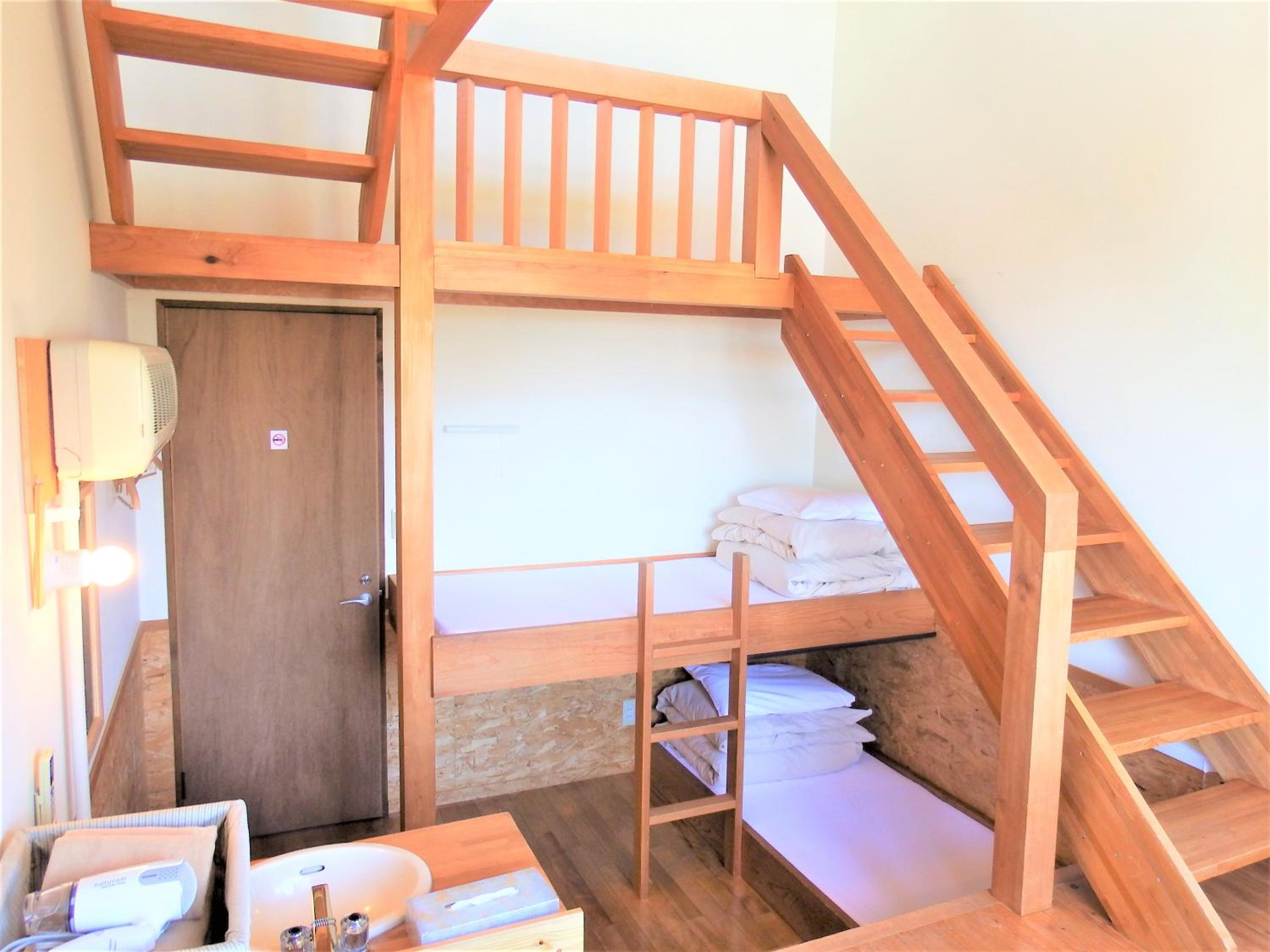 Economy Twin Room photo 2