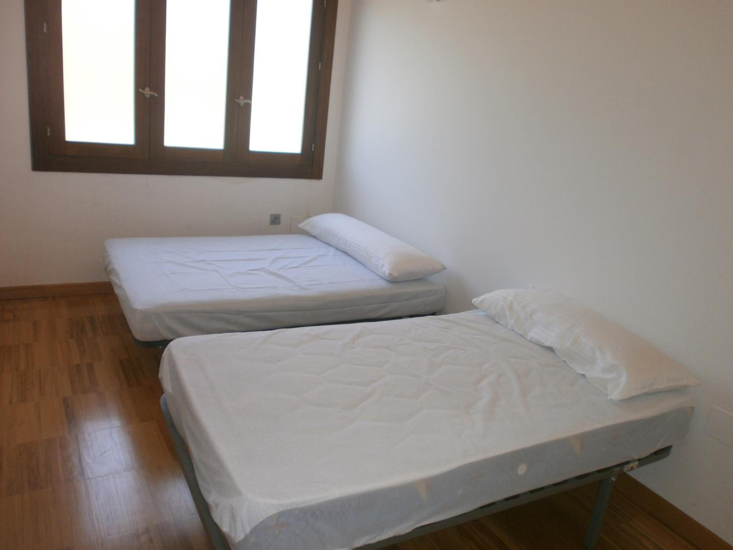 Basic Triple Room with Shared Bathroom photo 3
