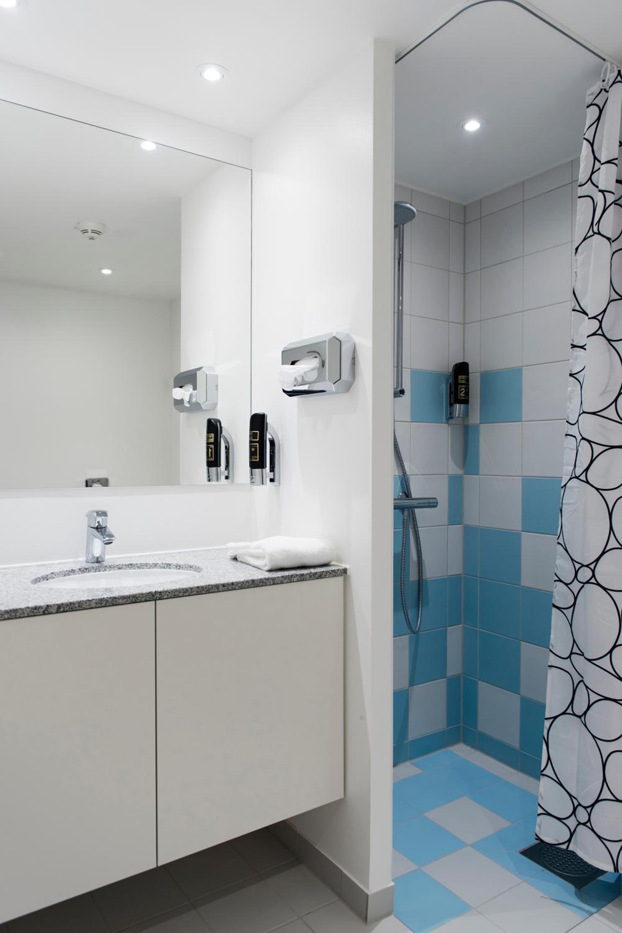 Single Room thumbnail 6