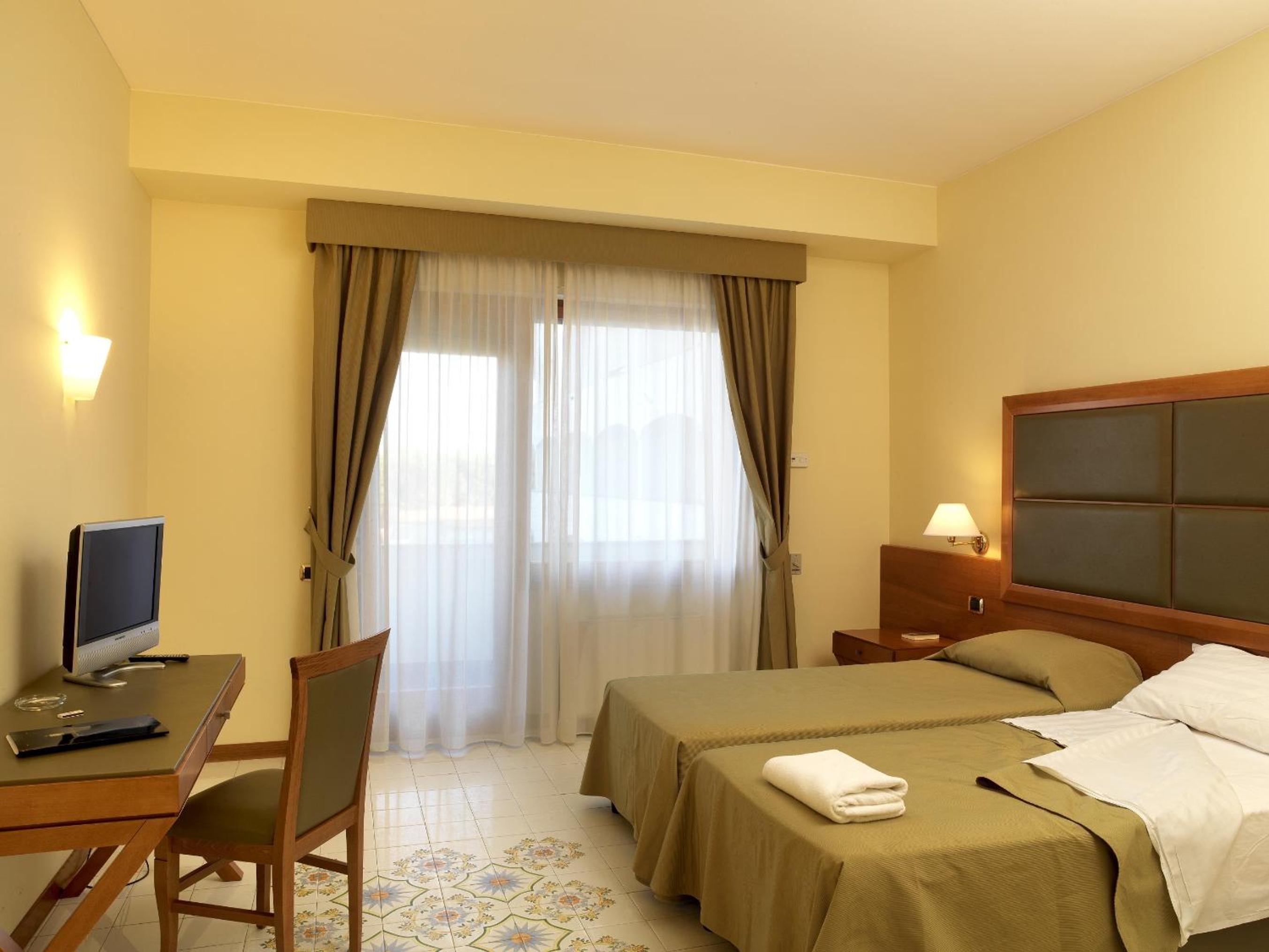 Comfort Double Room with Partial Sea View
