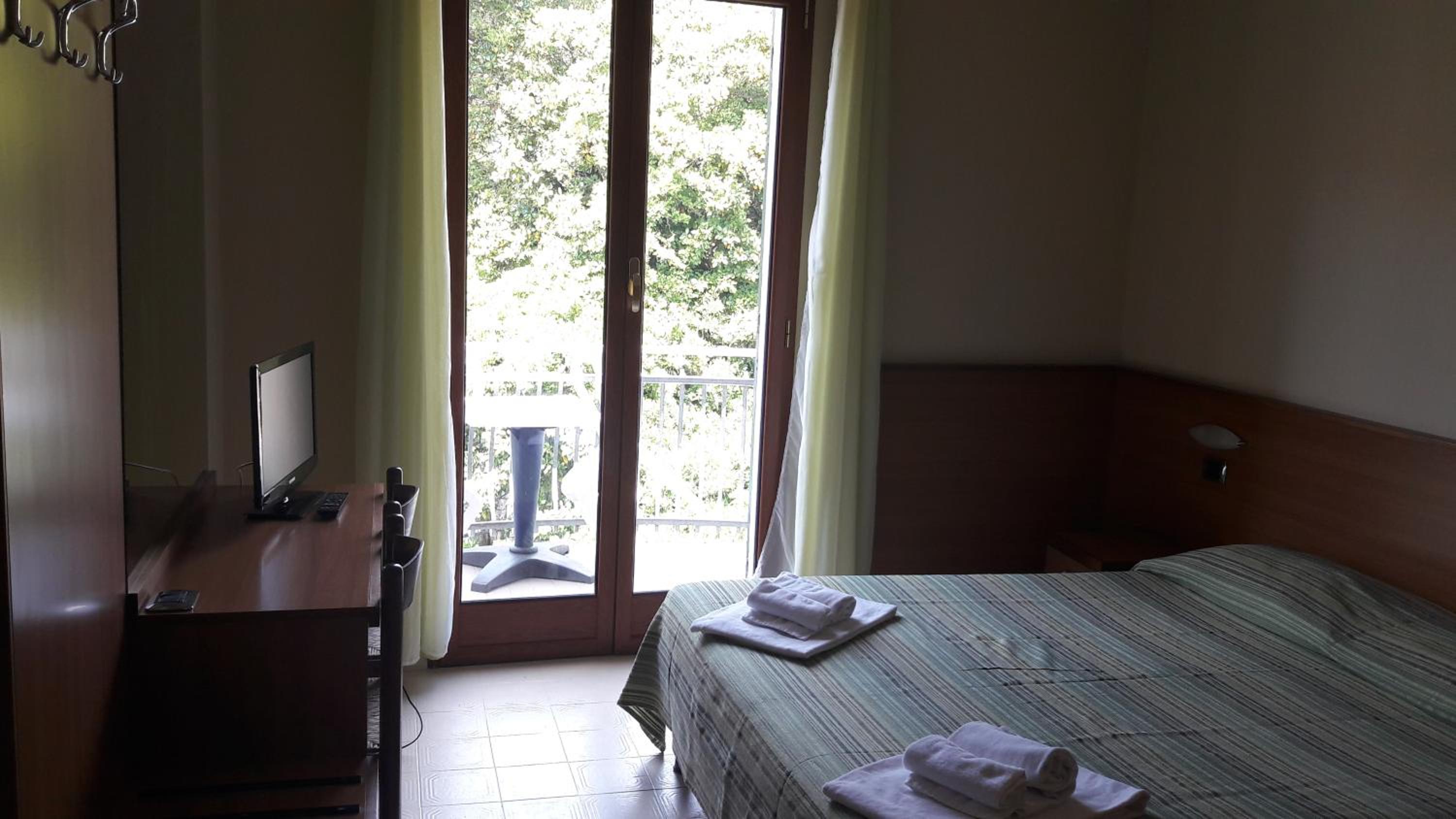 One-Bedroom Apartment (5 Adults) photo 1