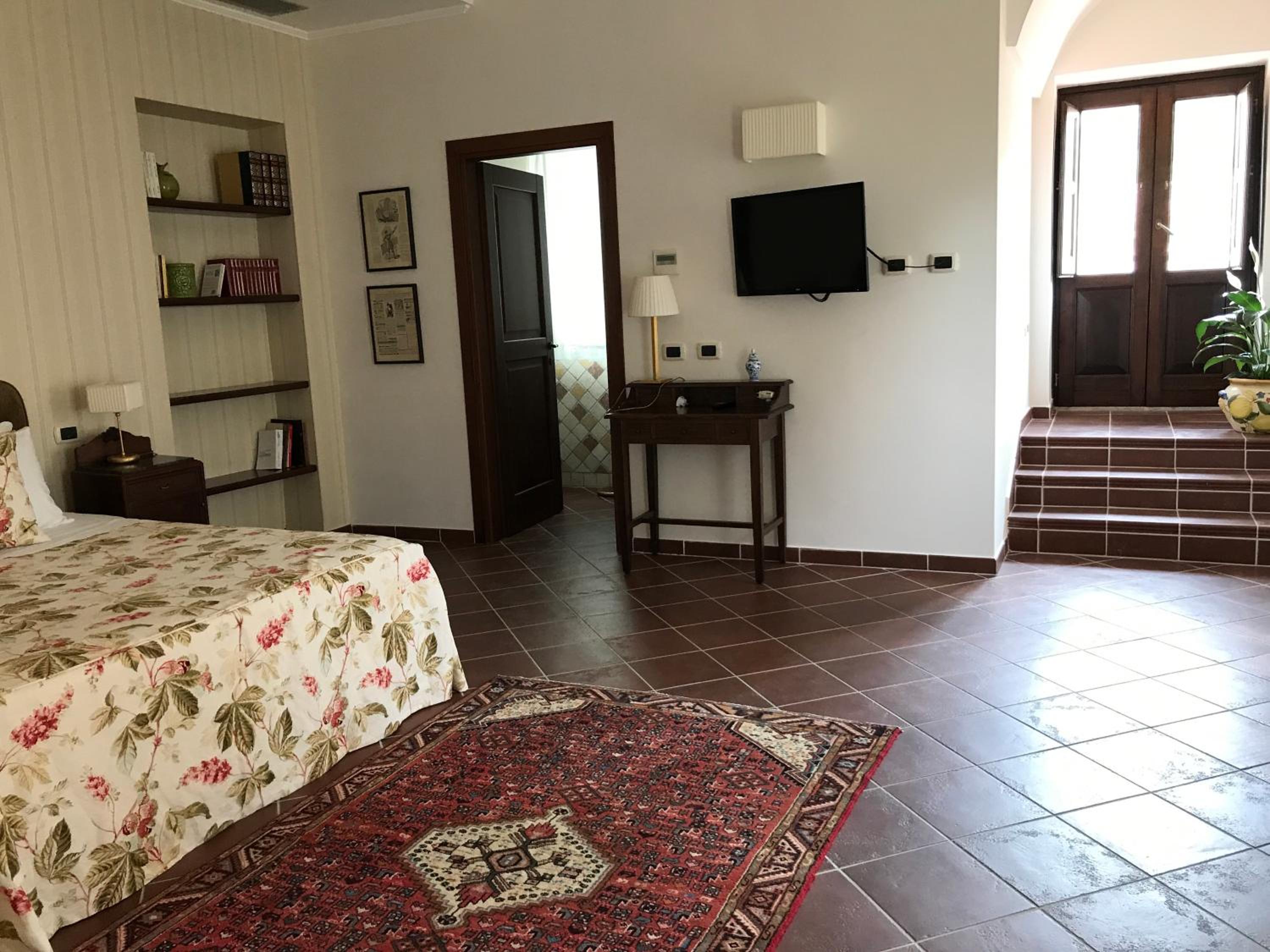Deluxe Suite - Photo 11