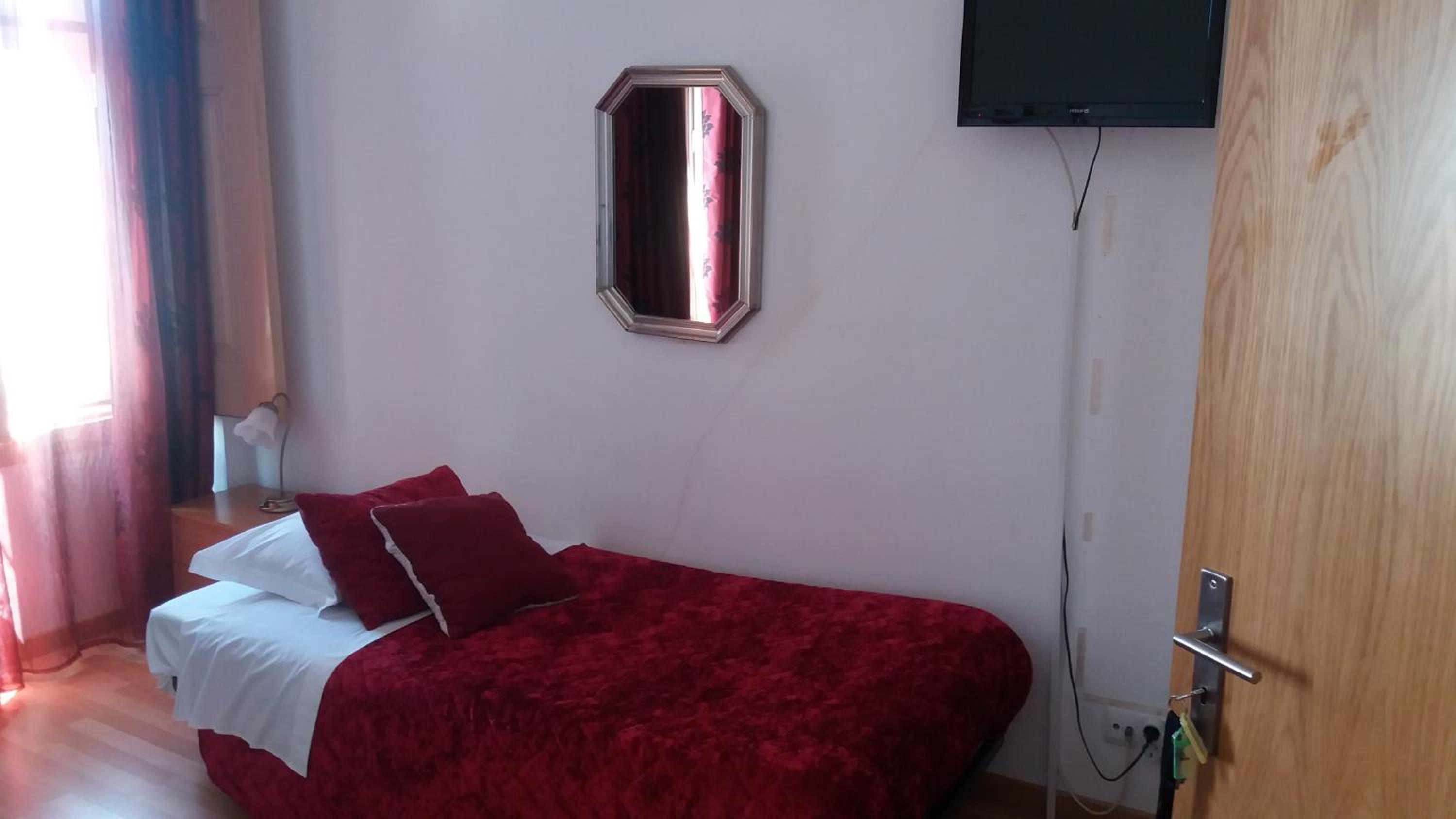 Basic Triple Room with Shared Bathroom photo 3