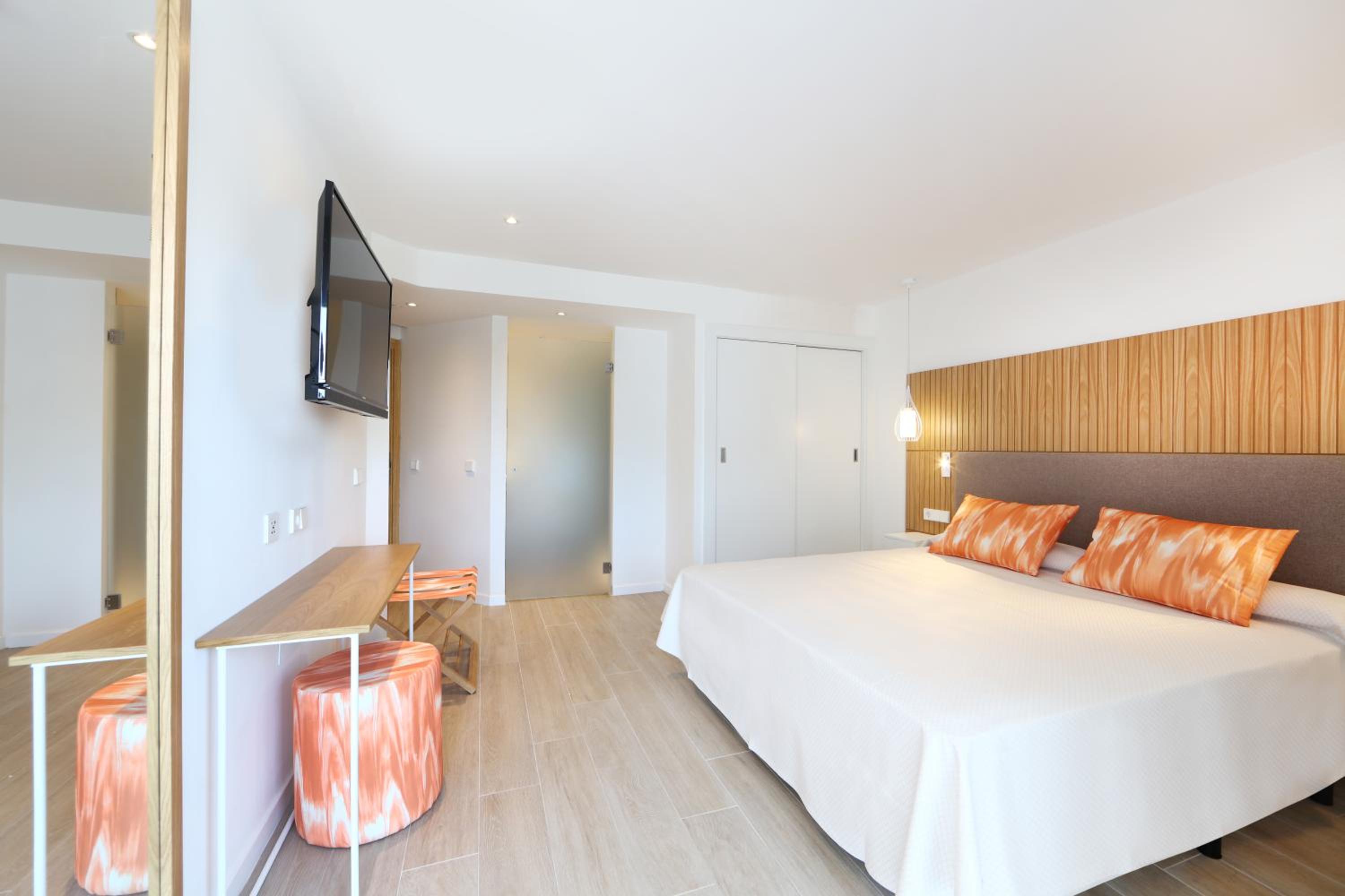 Double Room (1 Adult)