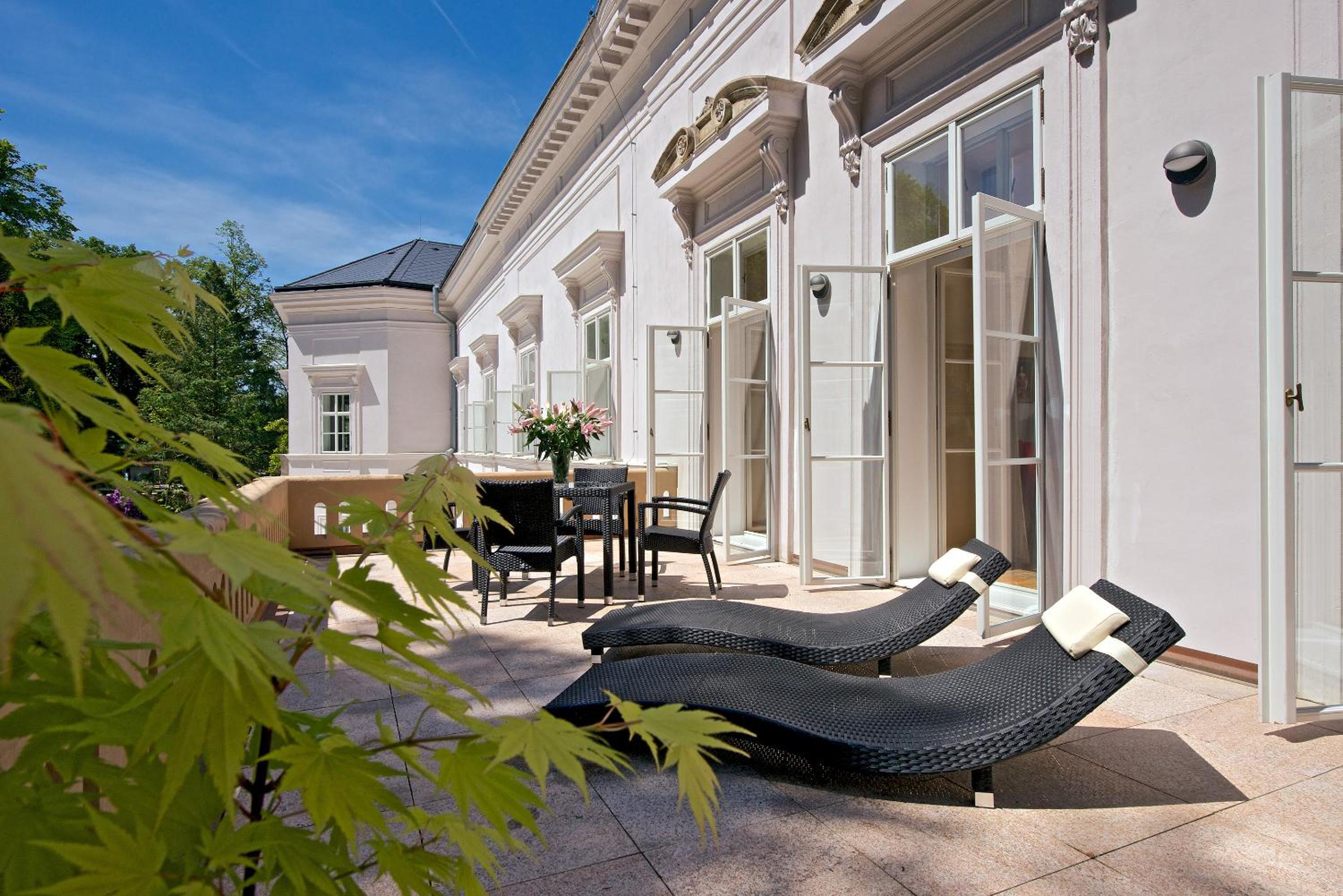 Deluxe King Suite photo 2