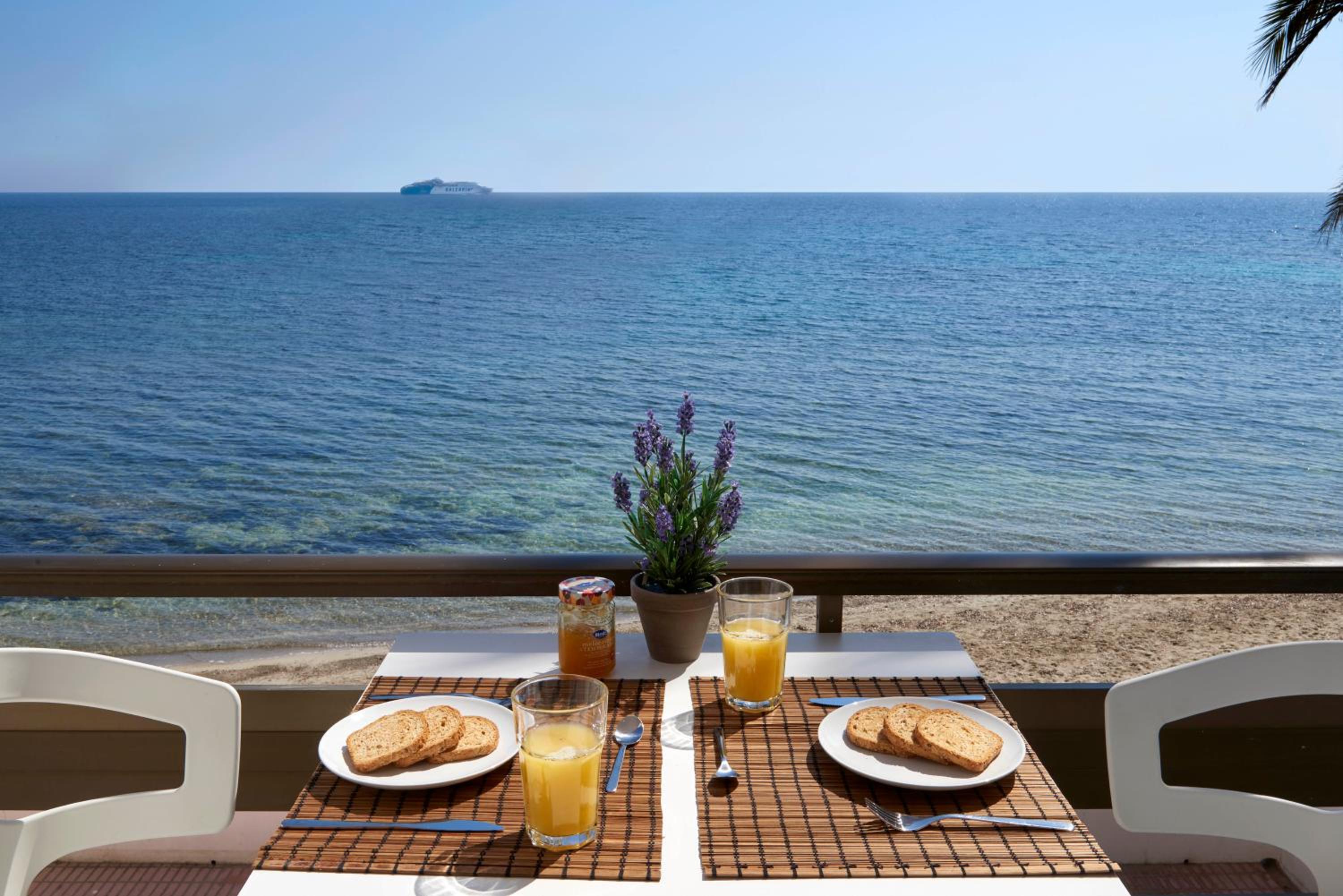 One Bedroom Apartment With An Extra Room And Sea View photo 2