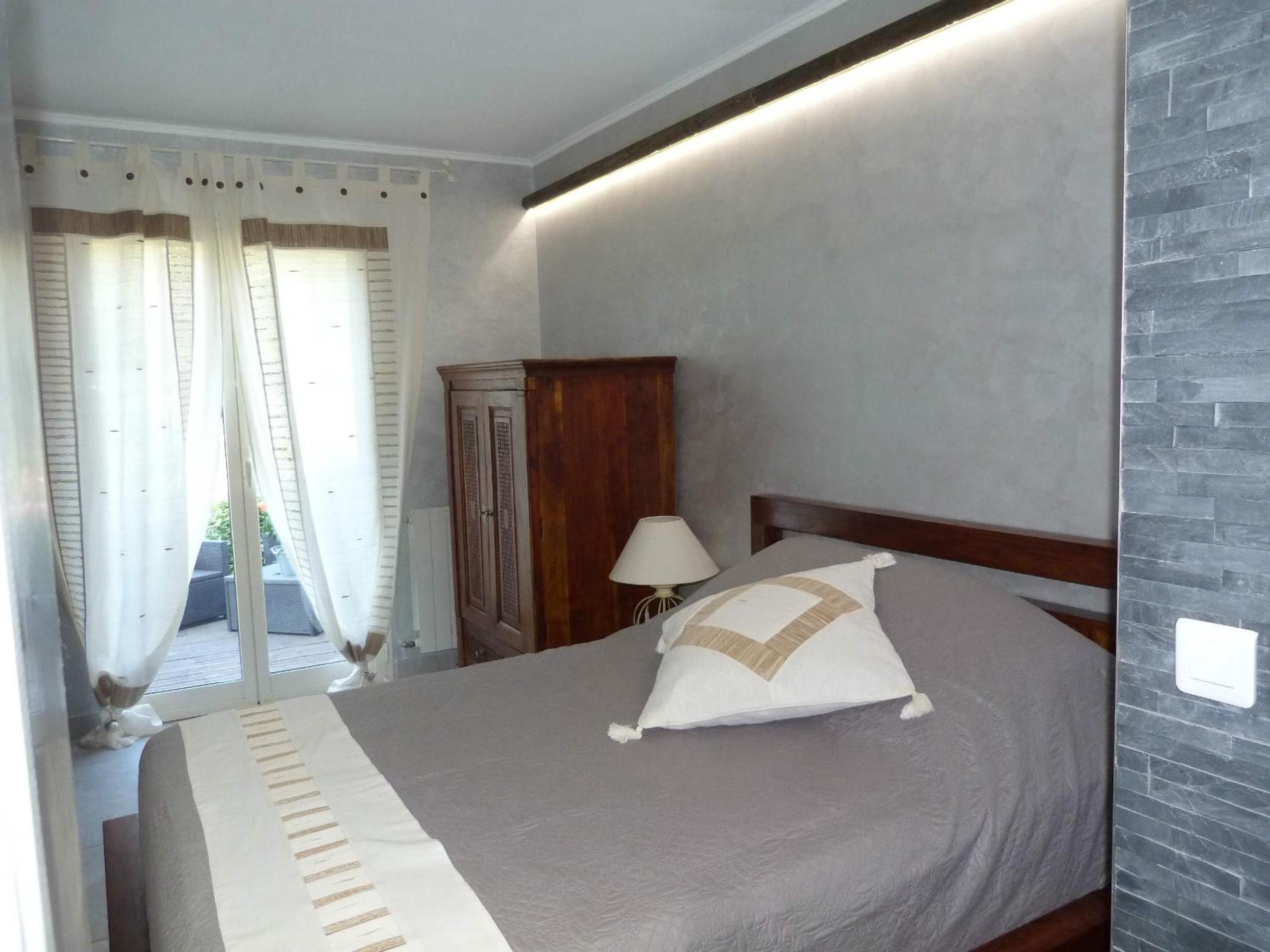 Deluxe Double Room with Pool View - Photo 5
