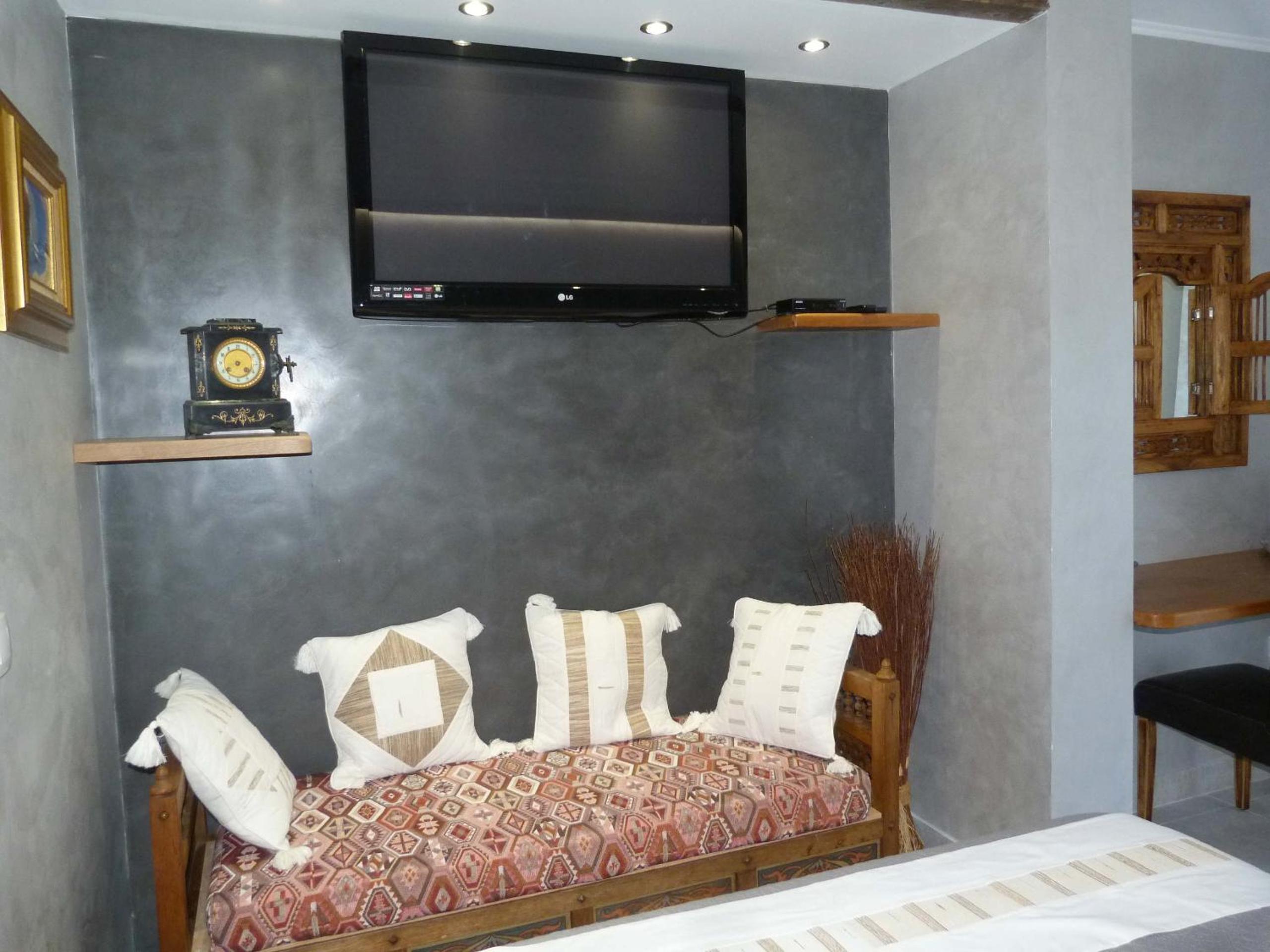 Deluxe Double Room with Pool View - Photo 7