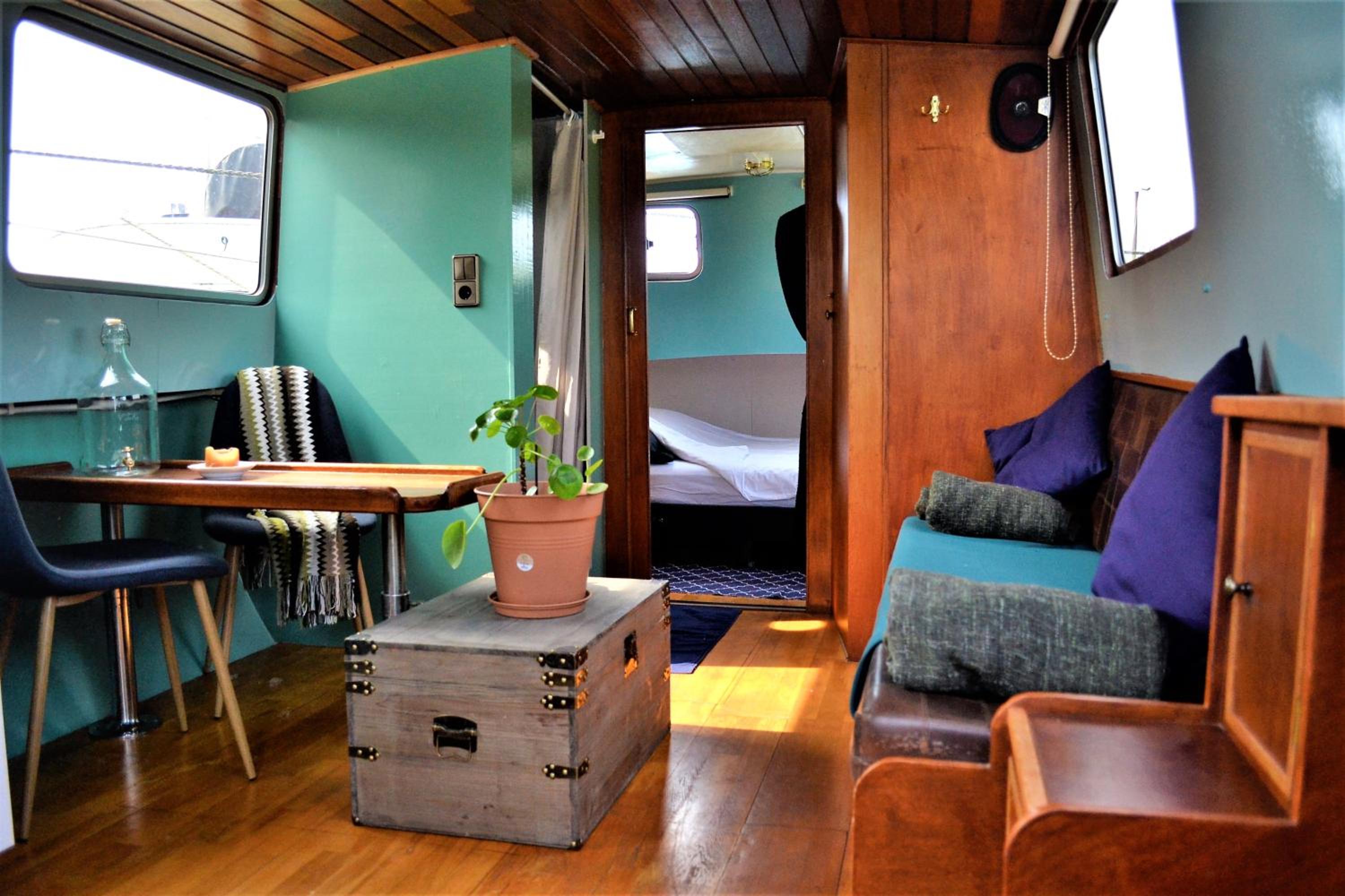 Boat with shower and separate toilet photo 3